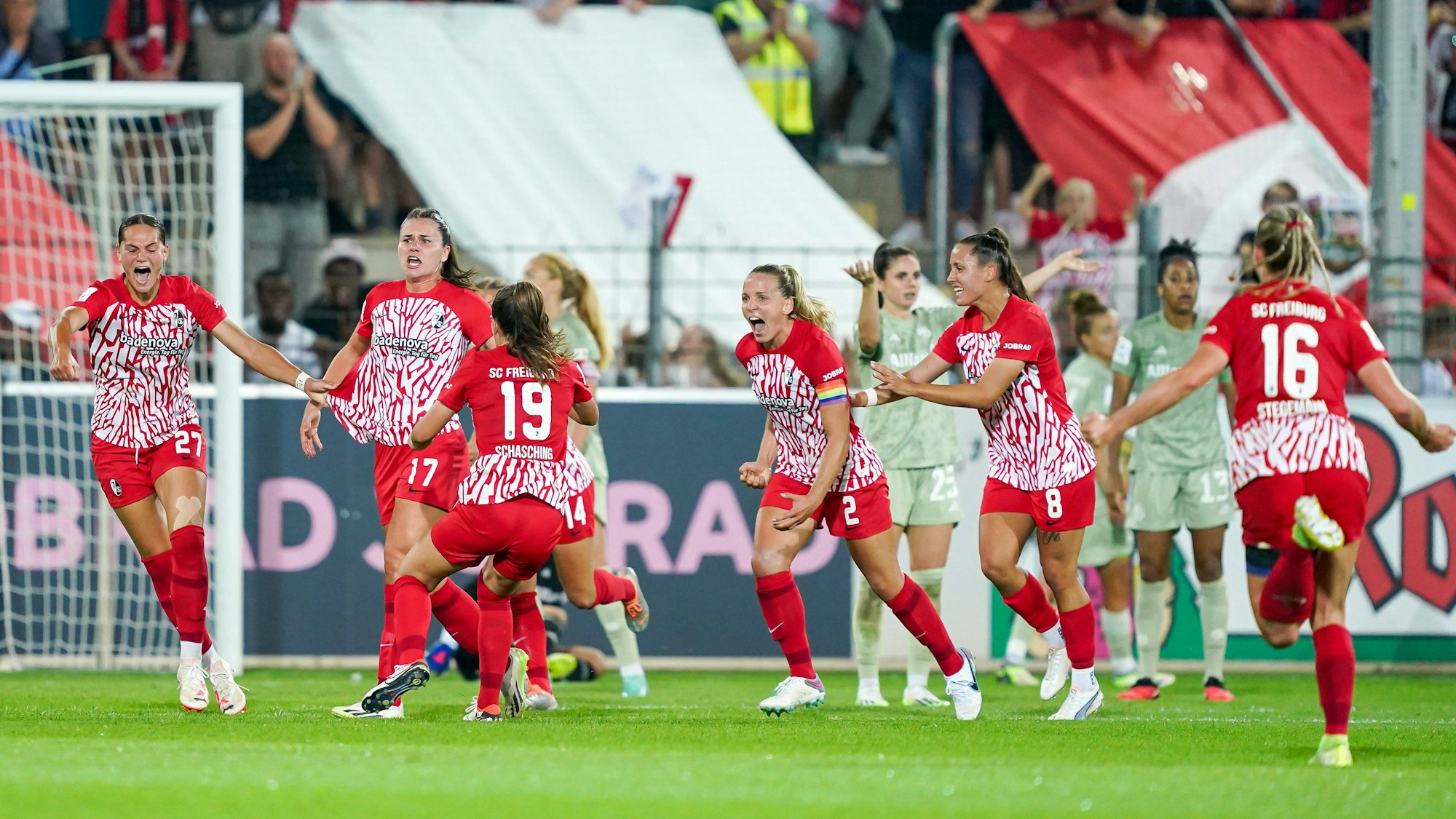 Die Spielerinnen des SC Freiburg jubeln, die Bayern-Frauen sind niedergeschlagen.