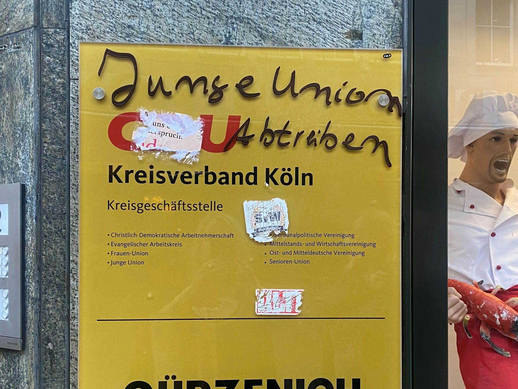 Geschäftsstelle der Kölner CDU wurde beschmiert und beschädigt.