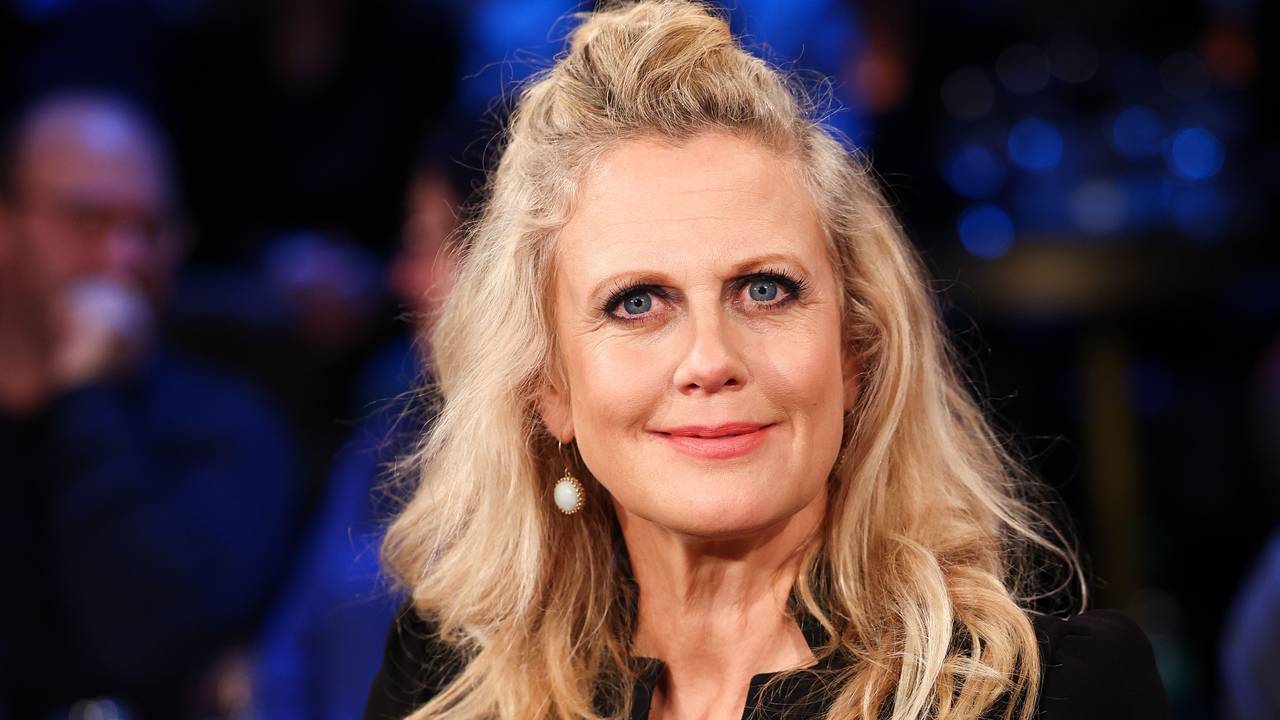 Barbara Schöneberger lächelt in die Kamera.