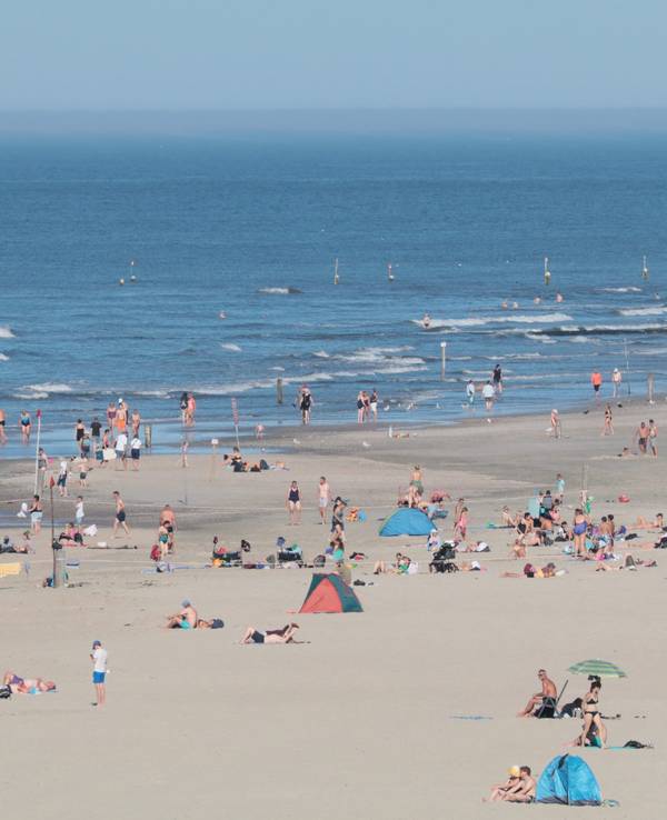 Urlaubende verbringen einen Sommertag im September 2023 am Nordstrand von Norderney.