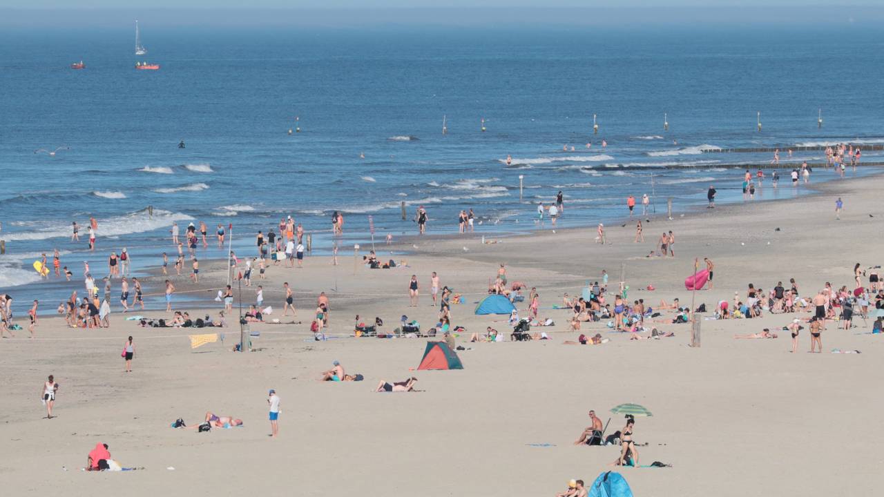 Urlaubende verbringen einen Sommertag im September 2023 am Nordstrand von Norderney.
