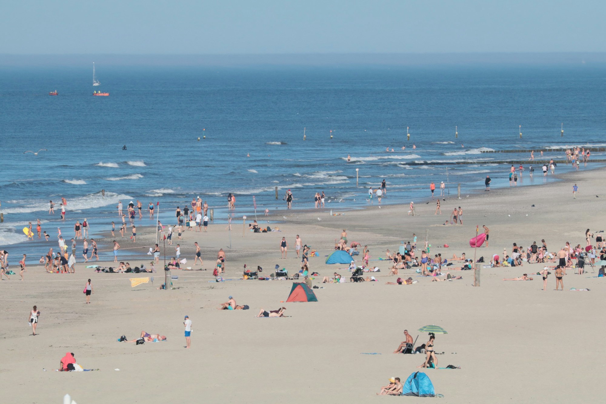 Urlaubende verbringen einen Sommertag im September 2023 am Nordstrand von Norderney.