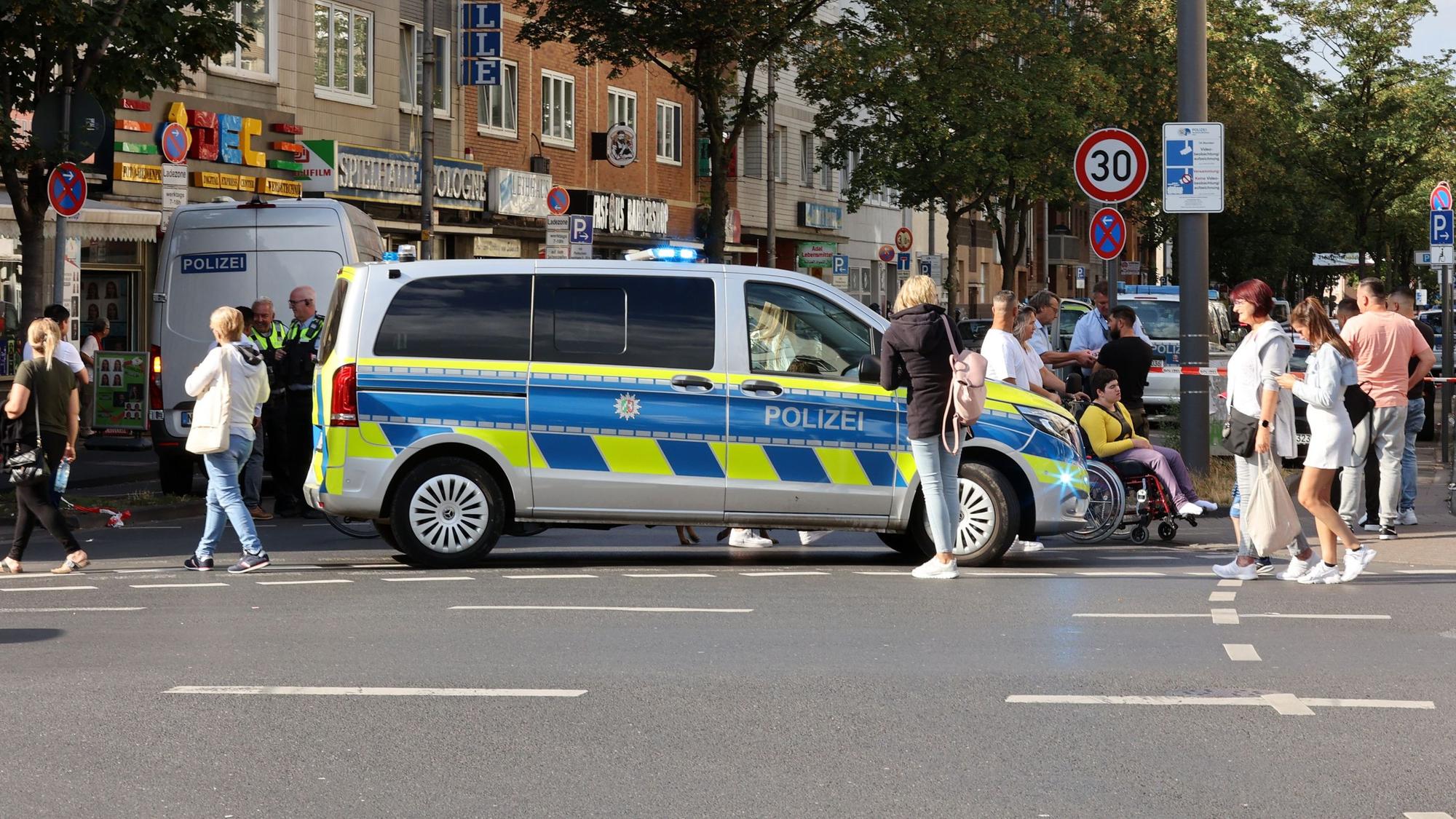 Die Polizei bei einem Einsatz in Köln-Kalk.