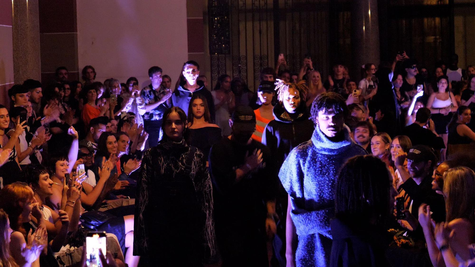 Die Models auf dem Laufsteg in der St. Michael Kirche mit den Outfits von „lalira studios“.