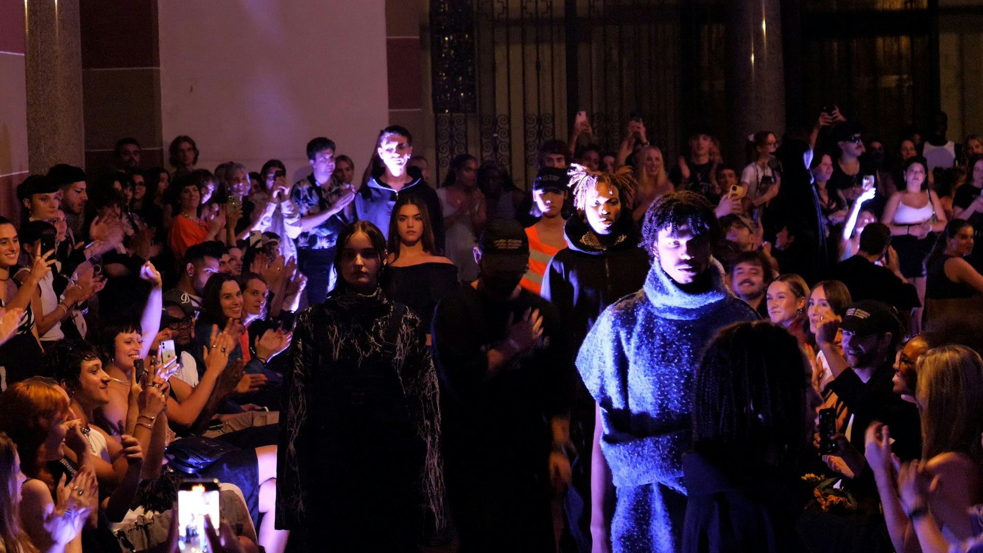 Die Models auf dem Laufsteg in der St. Michael Kirche mit den Outfits von „lalira studios“.