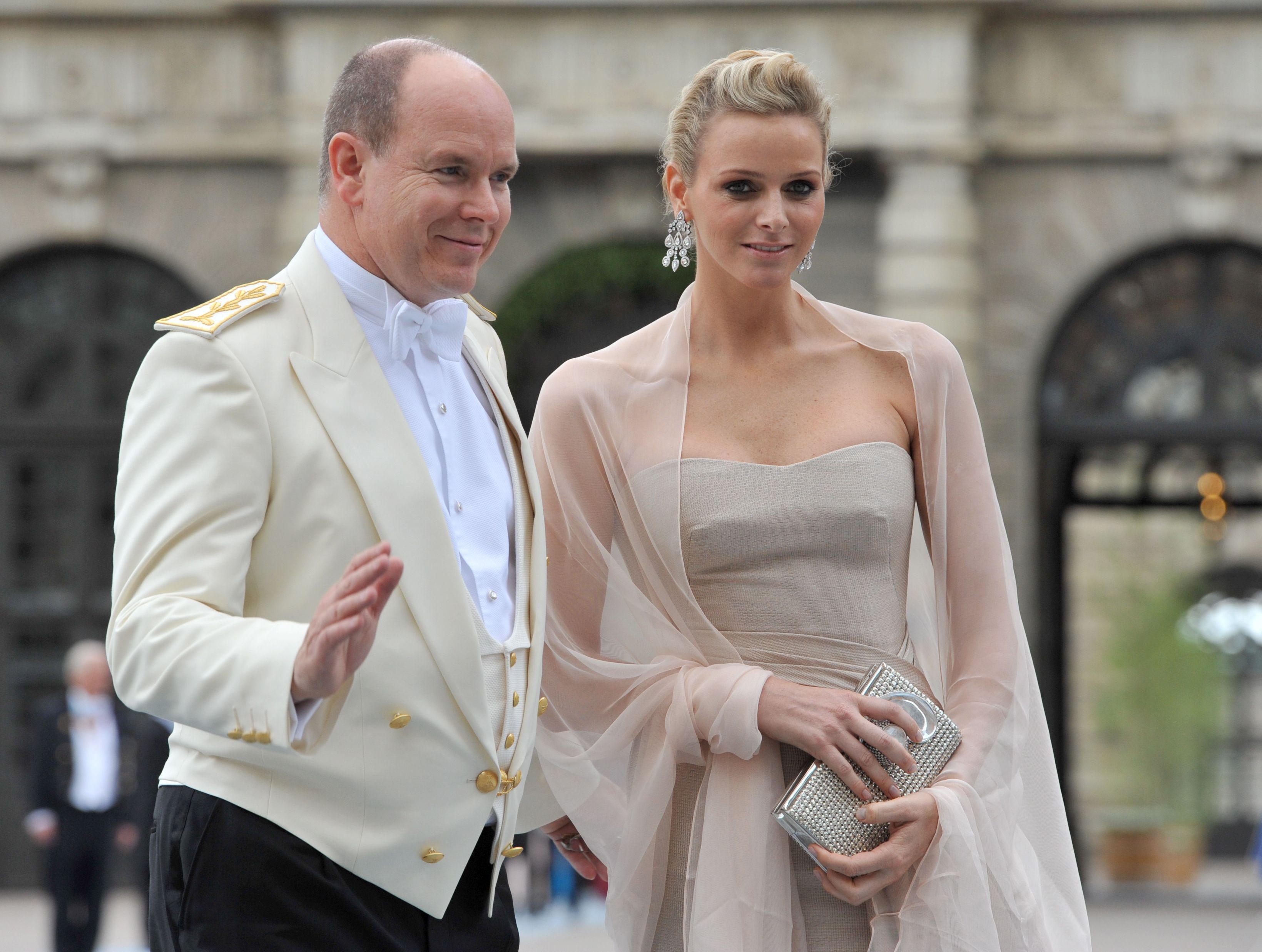 Fürst Albert II. von Monaco kommt mit seiner Freundin Charlene Wittstock zur Hochzeit von Kronprinzessin Victoria und Daniel Westling in Stockholm.