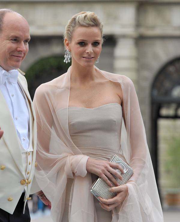 Fürst Albert II. von Monaco kommt mit seiner Freundin Charlene Wittstock zur Hochzeit von Kronprinzessin Victoria und Daniel Westling in Stockholm.