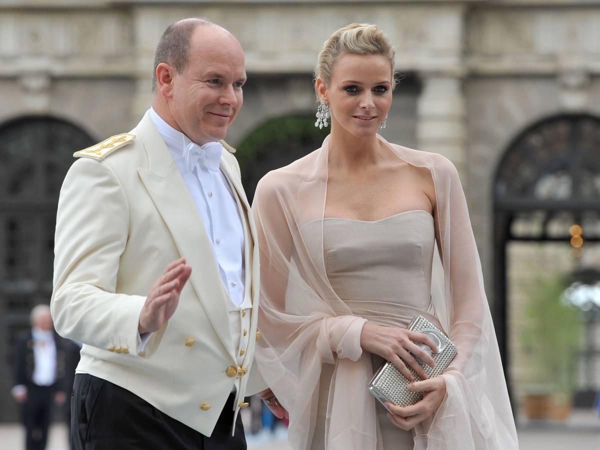 Fürst Albert II. von Monaco kommt mit seiner Freundin Charlene Wittstock zur Hochzeit von Kronprinzessin Victoria und Daniel Westling in Stockholm.