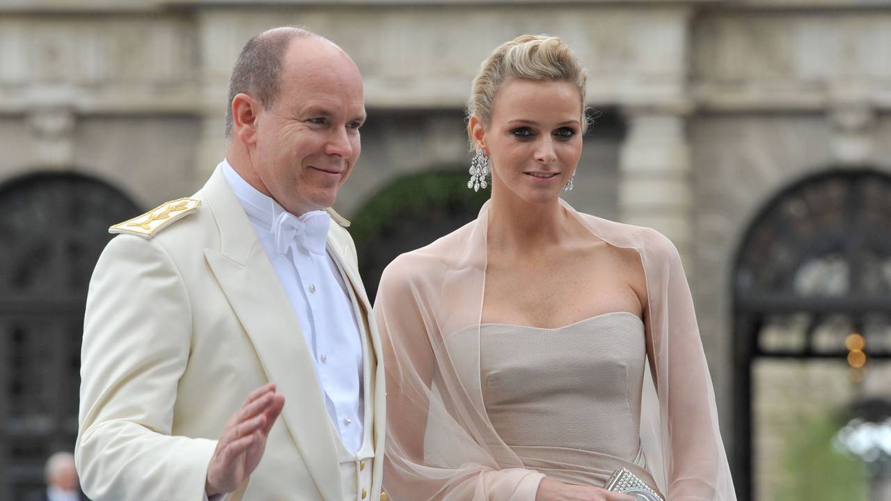 Fürst Albert II. von Monaco kommt mit seiner Freundin Charlene Wittstock zur Hochzeit von Kronprinzessin Victoria und Daniel Westling in Stockholm.