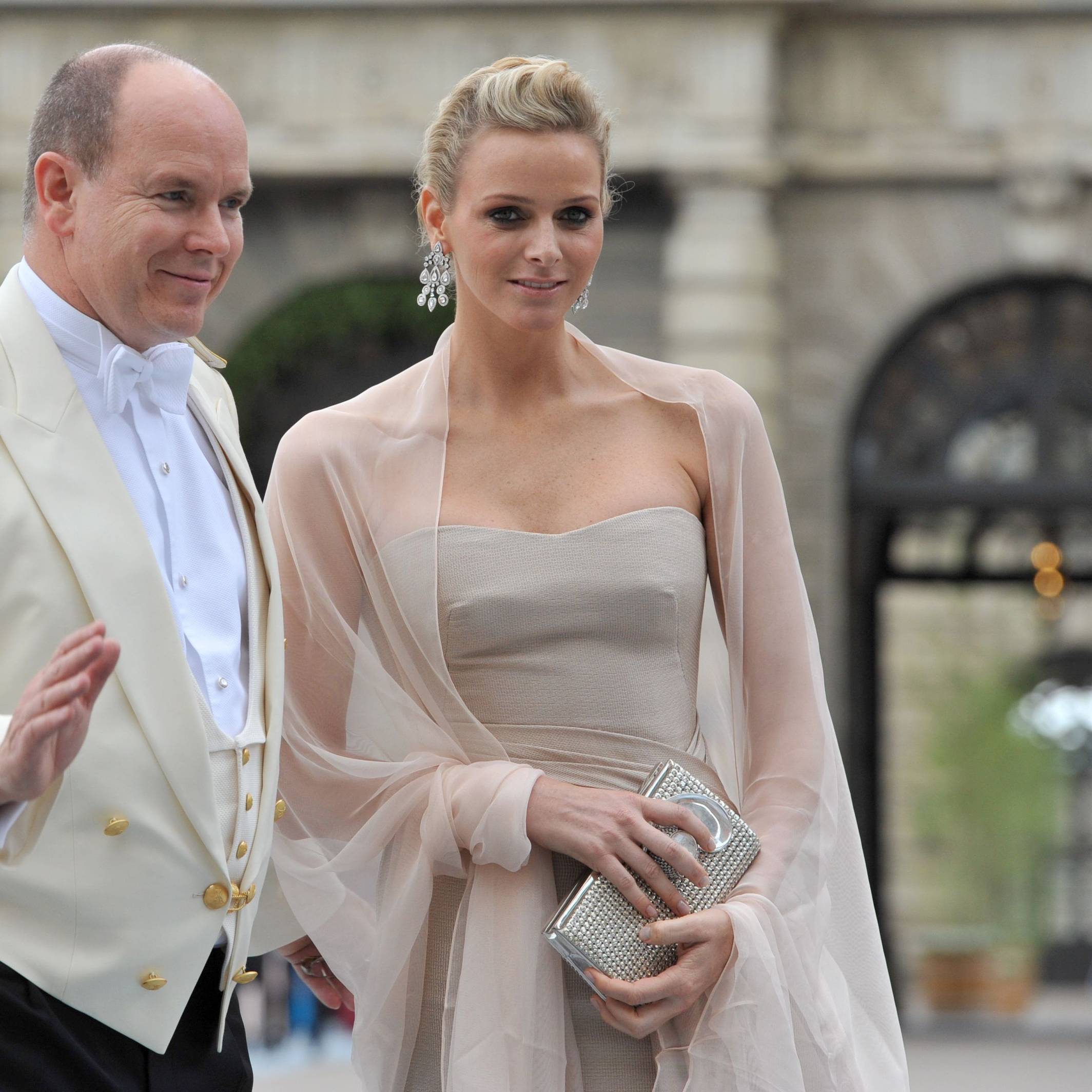 Fürst Albert II. von Monaco kommt mit seiner Freundin Charlene Wittstock zur Hochzeit von Kronprinzessin Victoria und Daniel Westling in Stockholm.