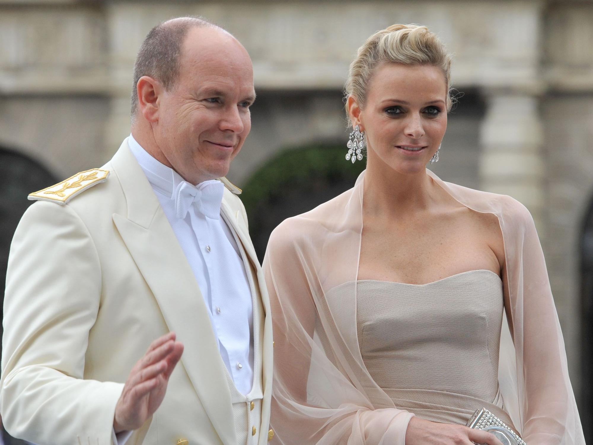 Fürst Albert II. von Monaco kommt mit seiner Freundin Charlene Wittstock zur Hochzeit von Kronprinzessin Victoria und Daniel Westling in Stockholm.