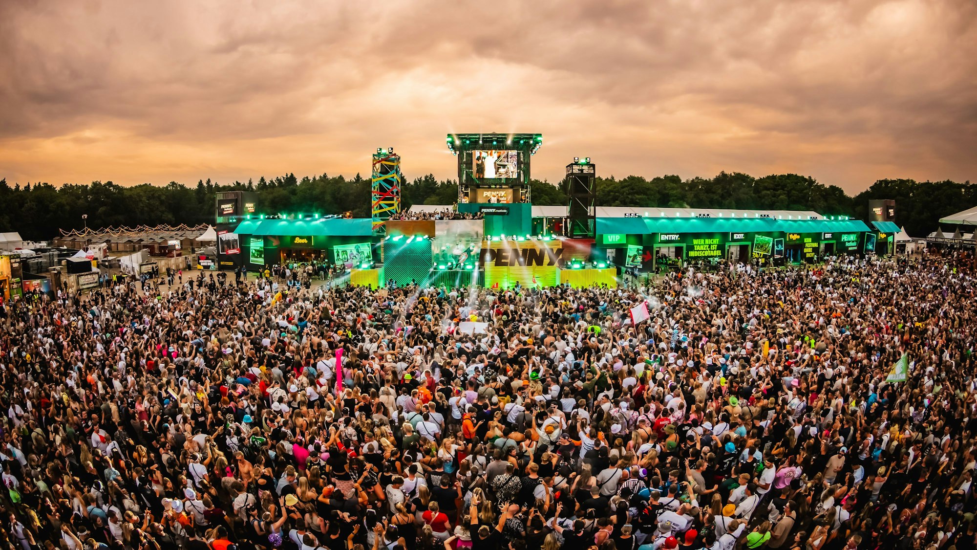 Die Pre-Party auf dem Parookaville-Campingplatz (hier ein Foto von 2023) ist eines der Highlights des NRW-Festivals.