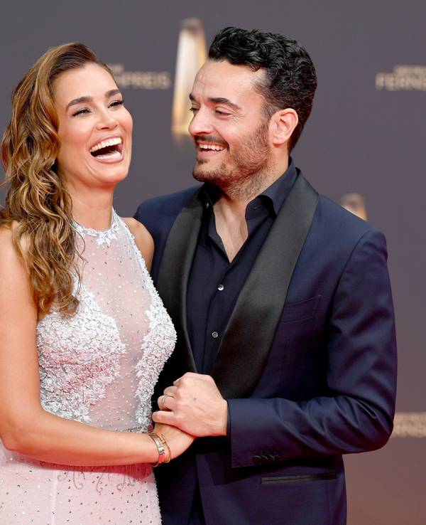 Jana Ina und Giovanni Zarrella kommen zur Verleihung vom Deutschen Fernsehpreis 2022 in die MMC Studios.