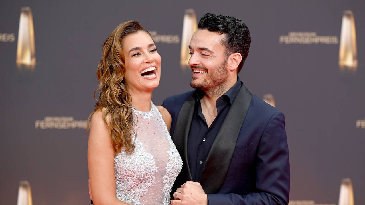 Jana Ina und Giovanni Zarrella kommen zur Verleihung vom Deutschen Fernsehpreis 2022 in die MMC Studios.