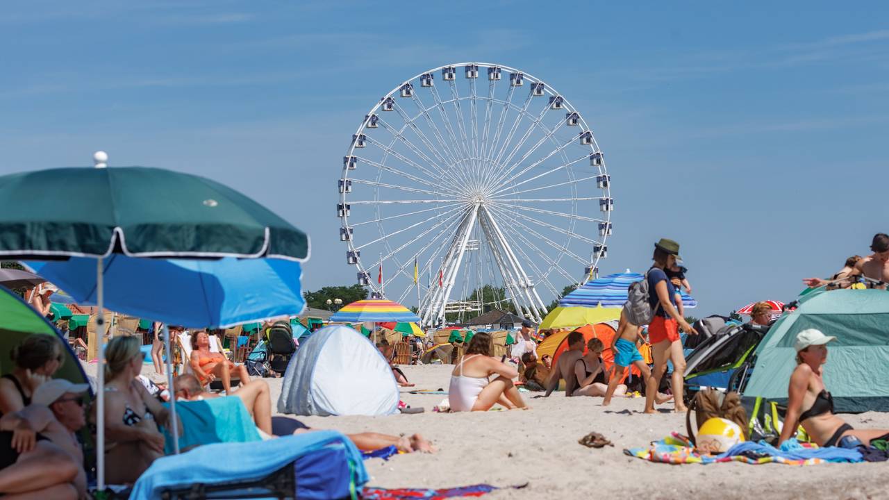 Urlaubende genießen den Sommer am Ostseestrand in Grömitz.