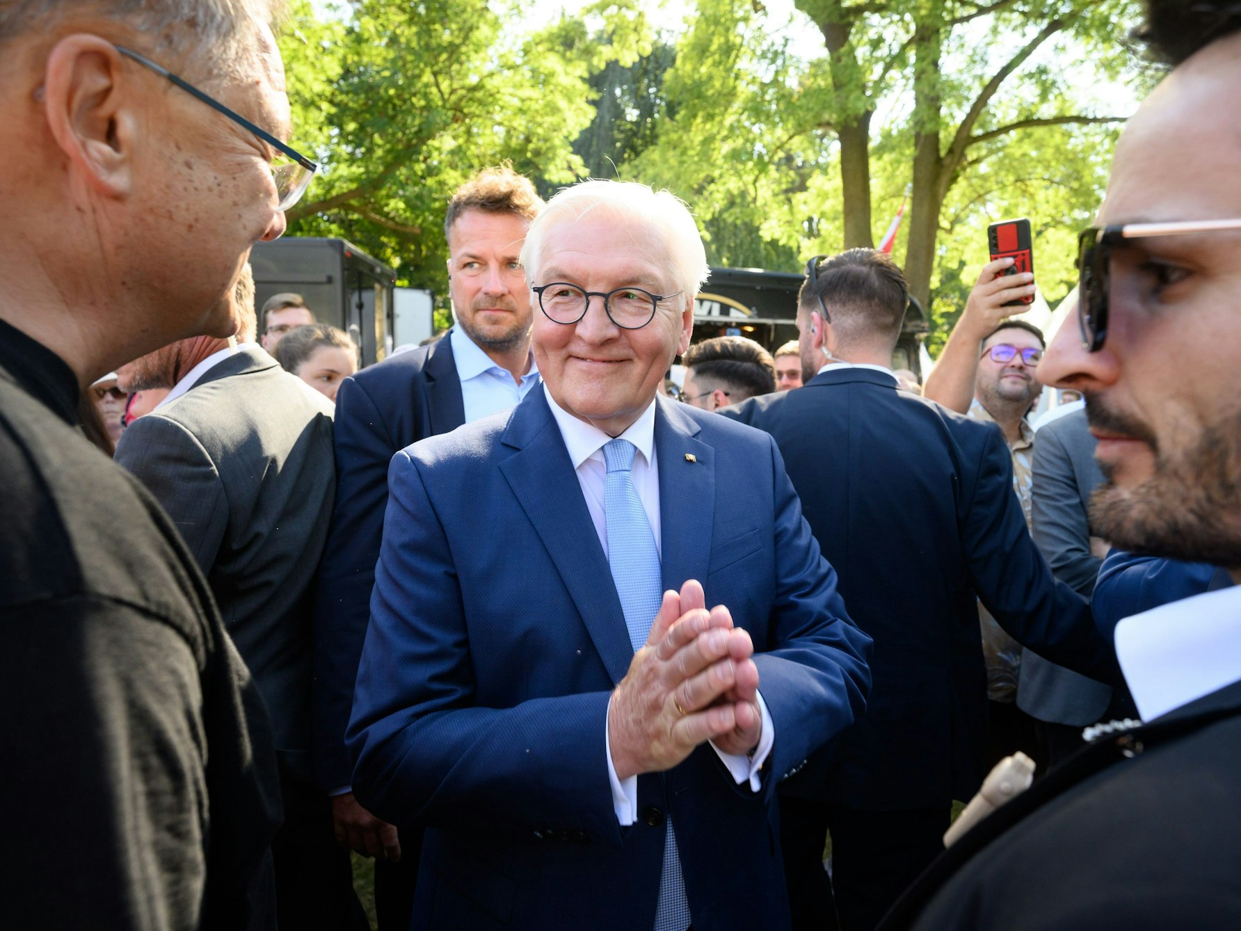 Bundespräsident Frank-Walter Steinmeie unterhält sich beim Tag des offenen Schlosses mit Besuchern.