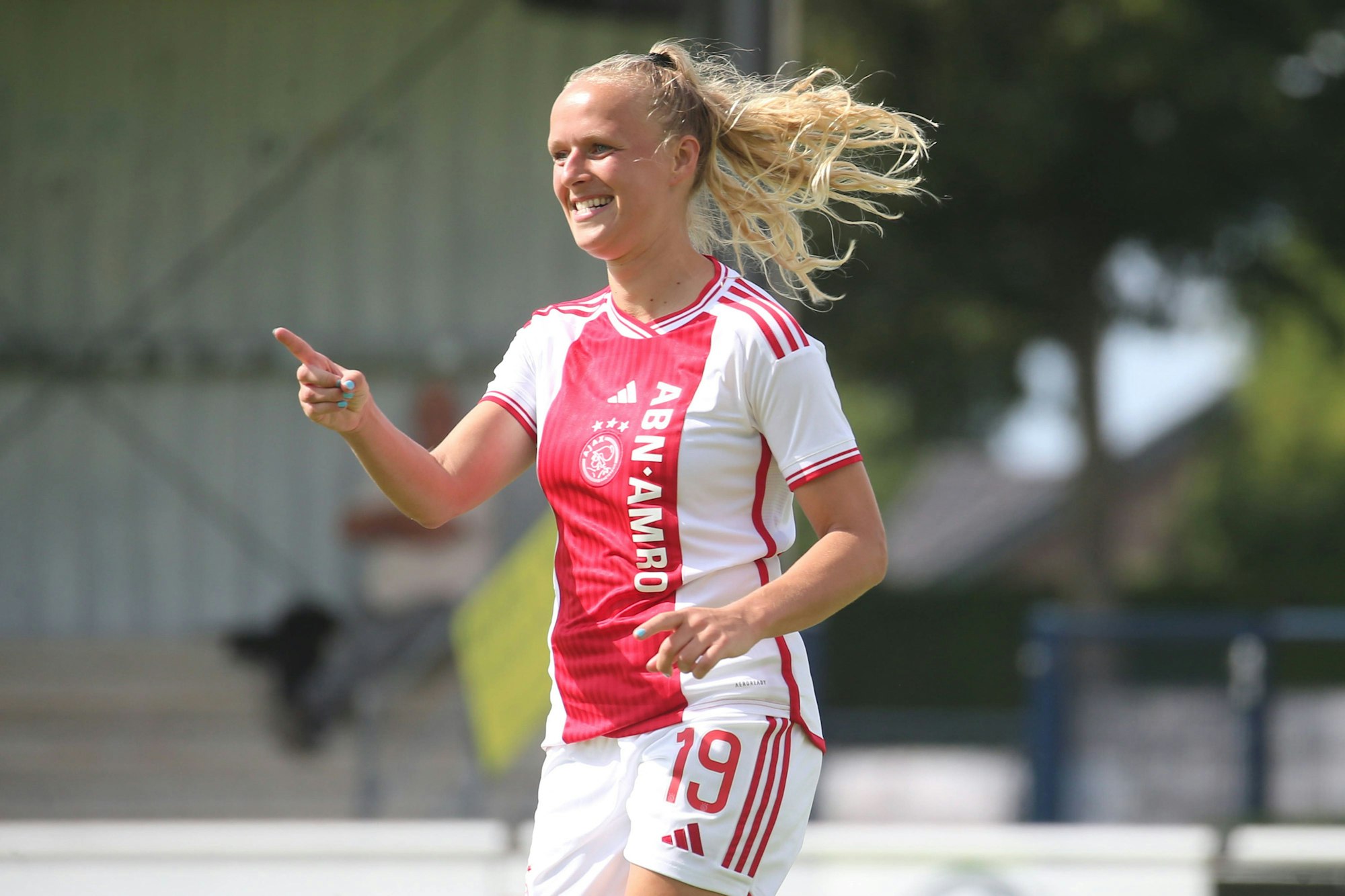 Tiny Hoekstra von Ajax Amsterdam jubelt nach ihrem Tor zum 0:4.