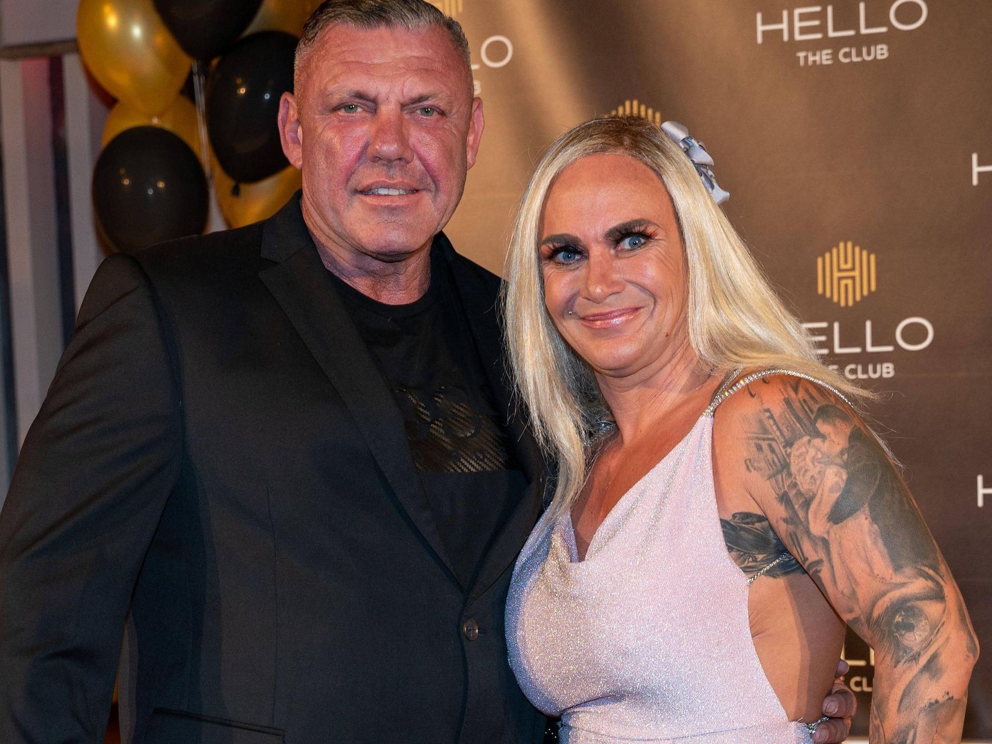 Die „Goodbye Deutschland“-Stars Andreas und Caro Robens Ende Mai 2022 bei einer Club-Eröffnung auf Mallorca. Das Paar ist schon über 14 Jahre zusammen.