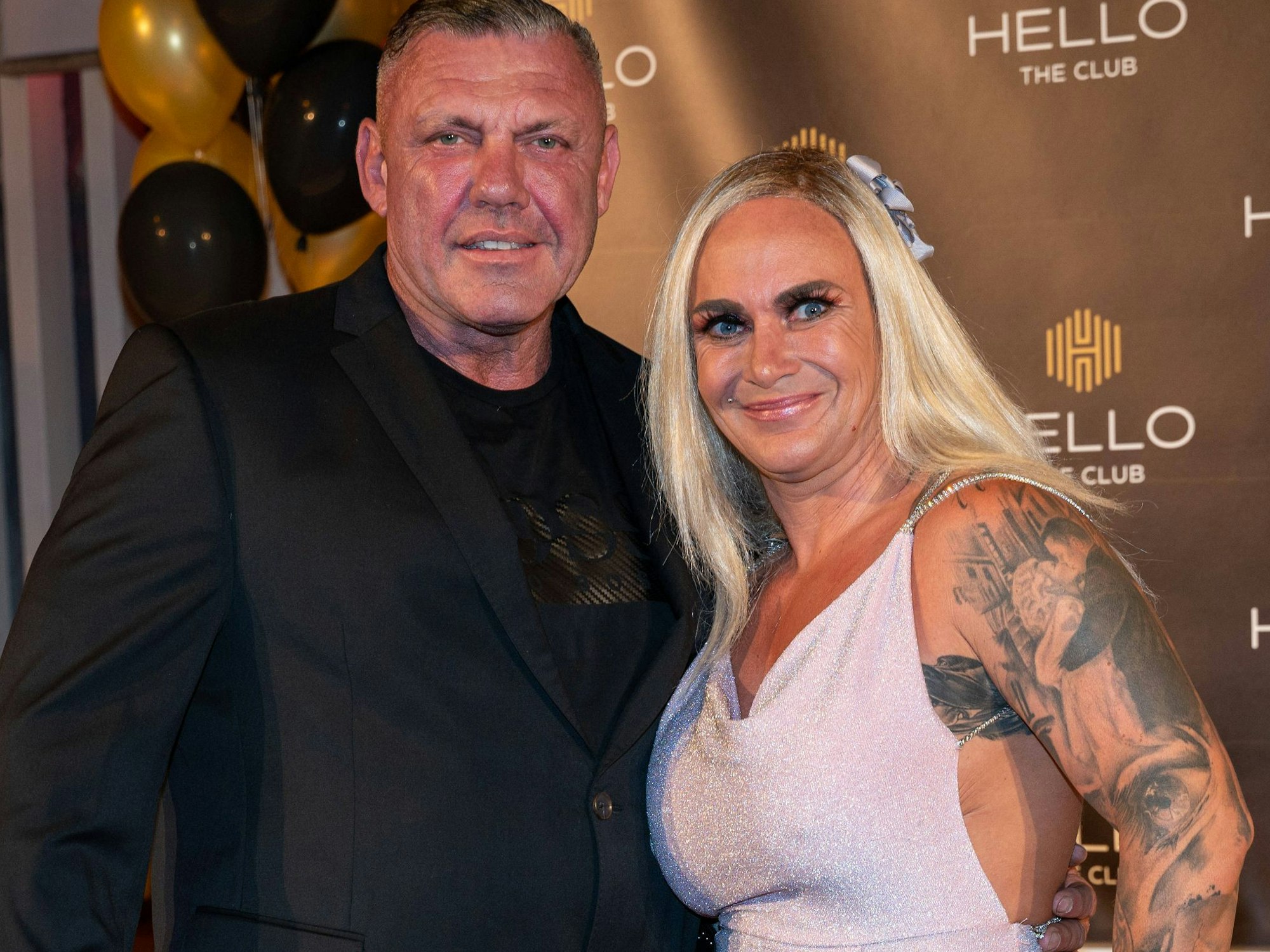 Die „Goodbye Deutschland“-Stars Andreas und Caro Robens Ende Mai 2022 bei einer Club-Eröffnung auf Mallorca. Das Paar ist schon über 14 Jahre zusammen.