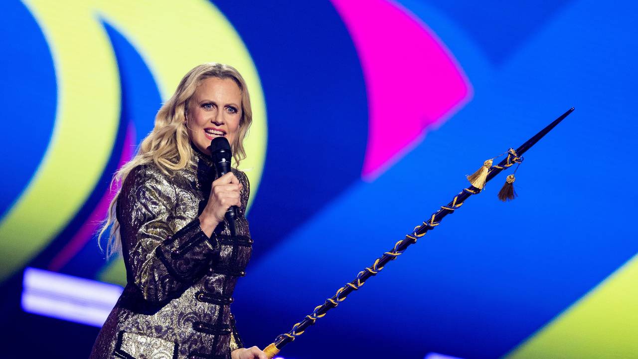 Barbara Schöneberger, Moderatorin, steht beim Vorentscheid „Eurovision Song Contest 2023 - Unser Lied für Liverpool“ auf der Bühne.