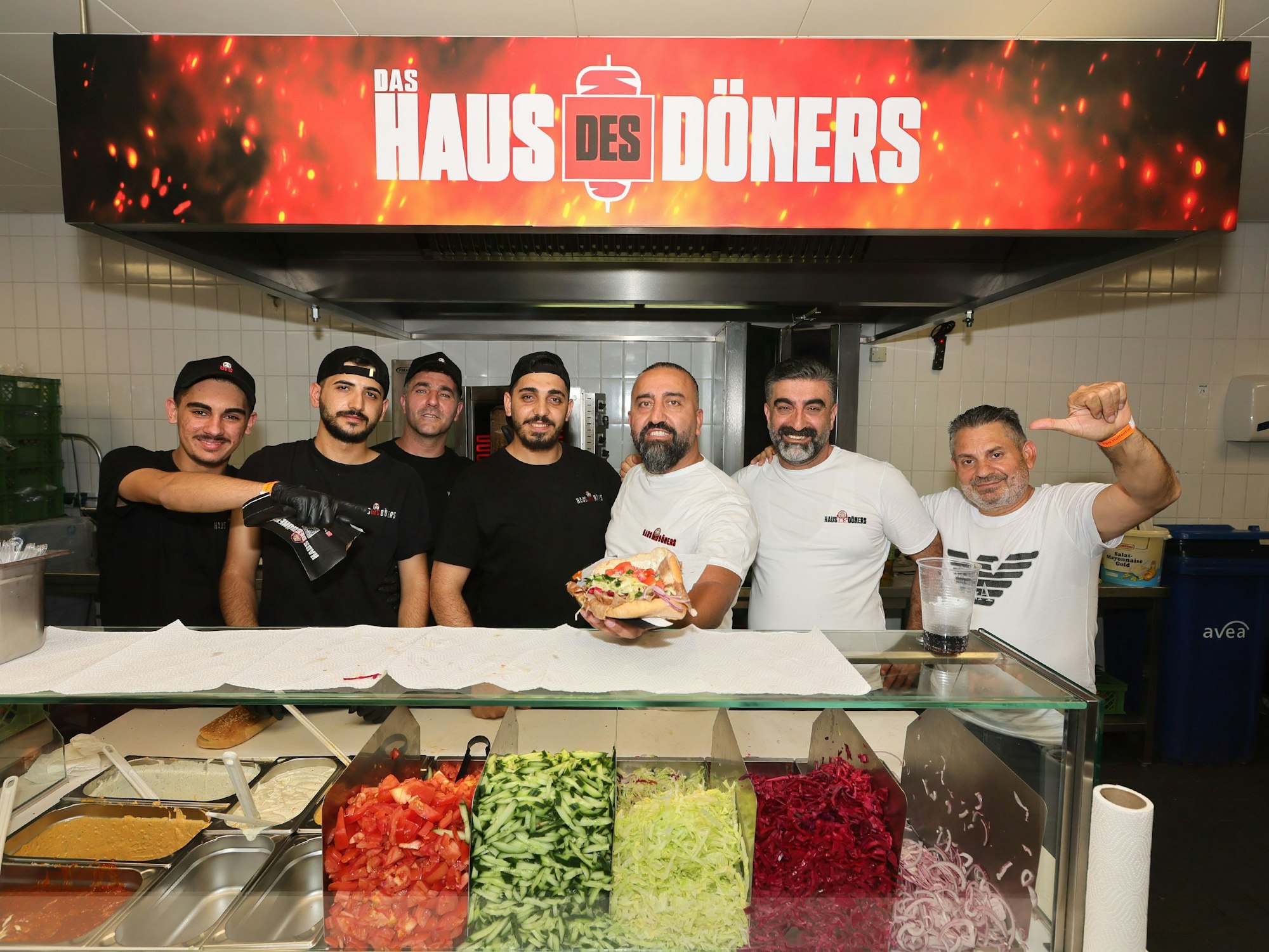 Das Team von Haus des Döners an ihrem Stand im RheinEnergiestadion.