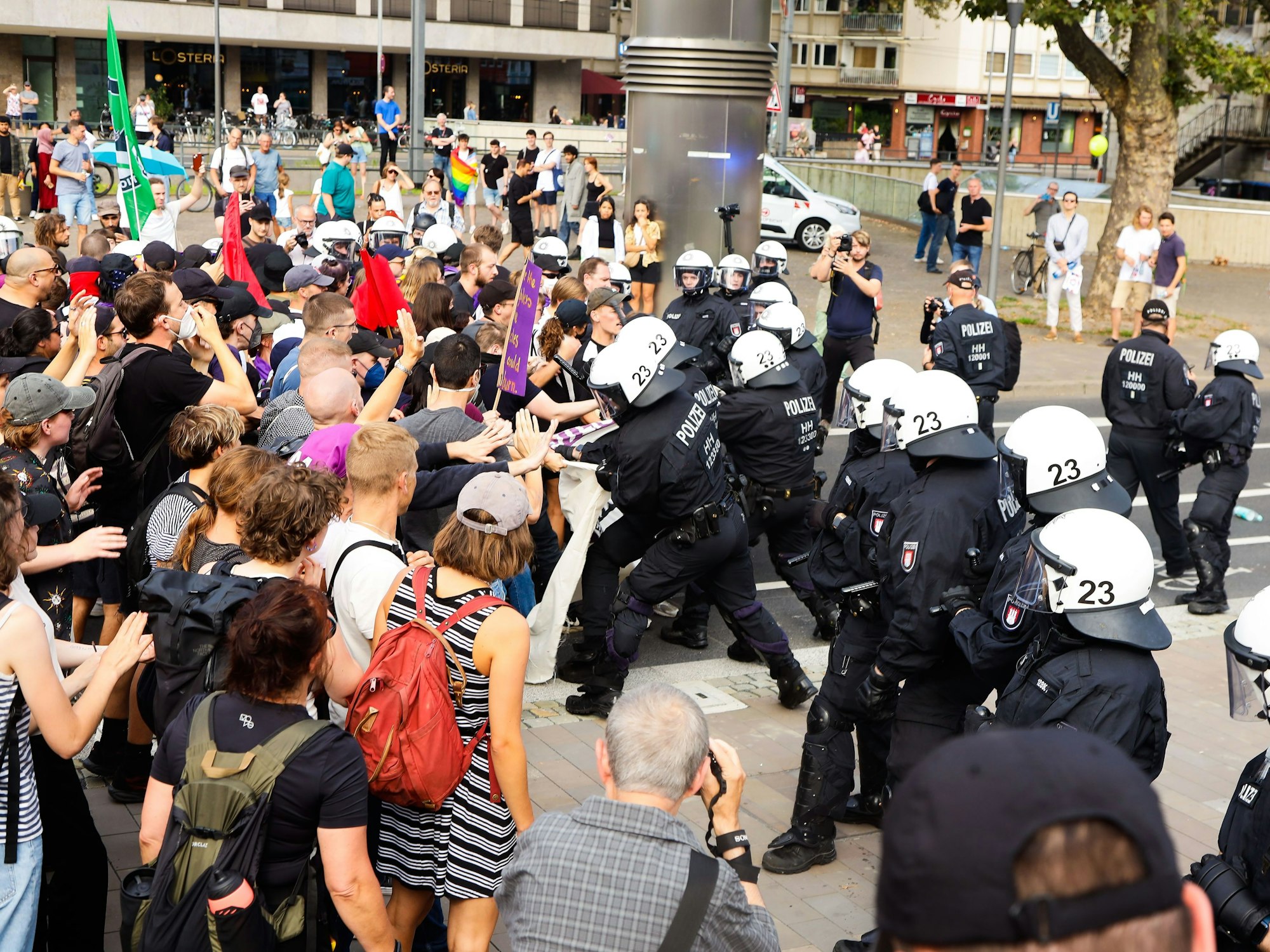 Die Polizei geht bei einer Demo gegen Teilnehmende vor.