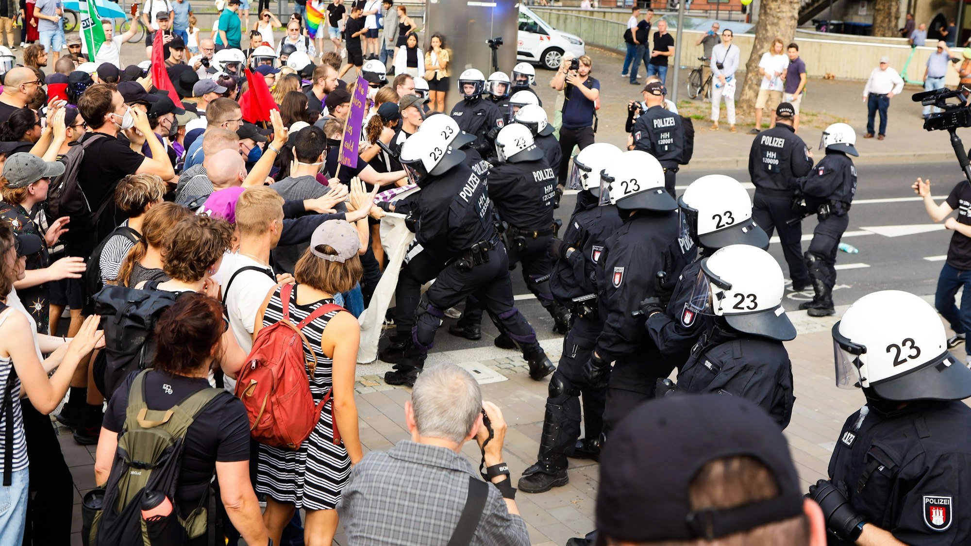 Die Kölner Polizei geht bei der Demo „Marsch für das Leben“ gegen Protestierende vor.