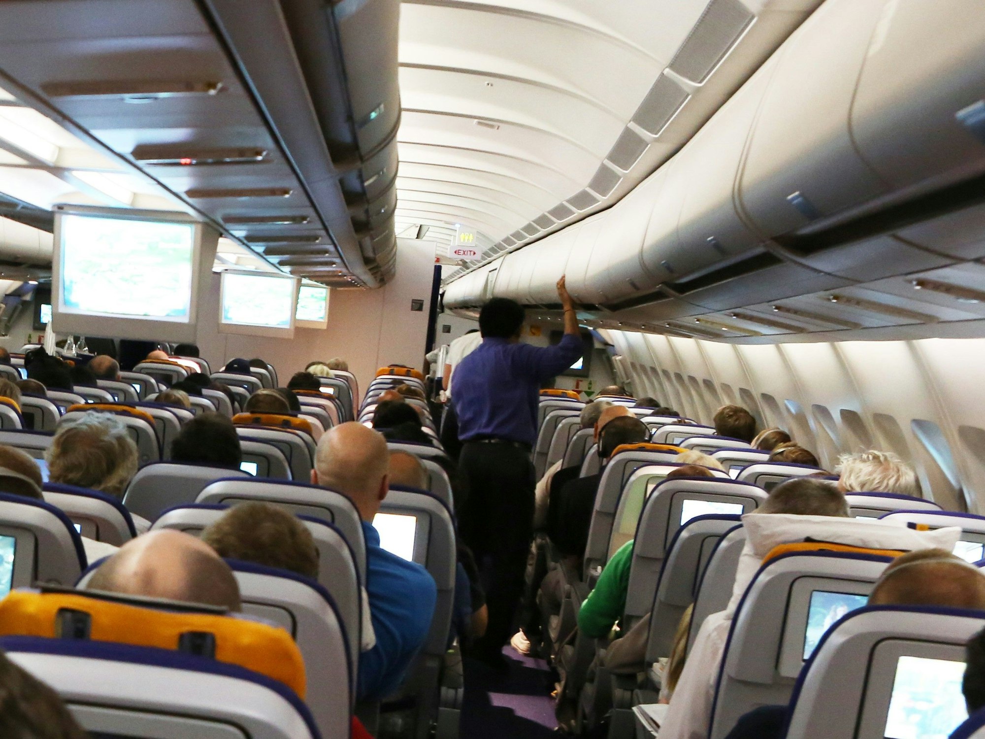 Reisende in einem Flieger.