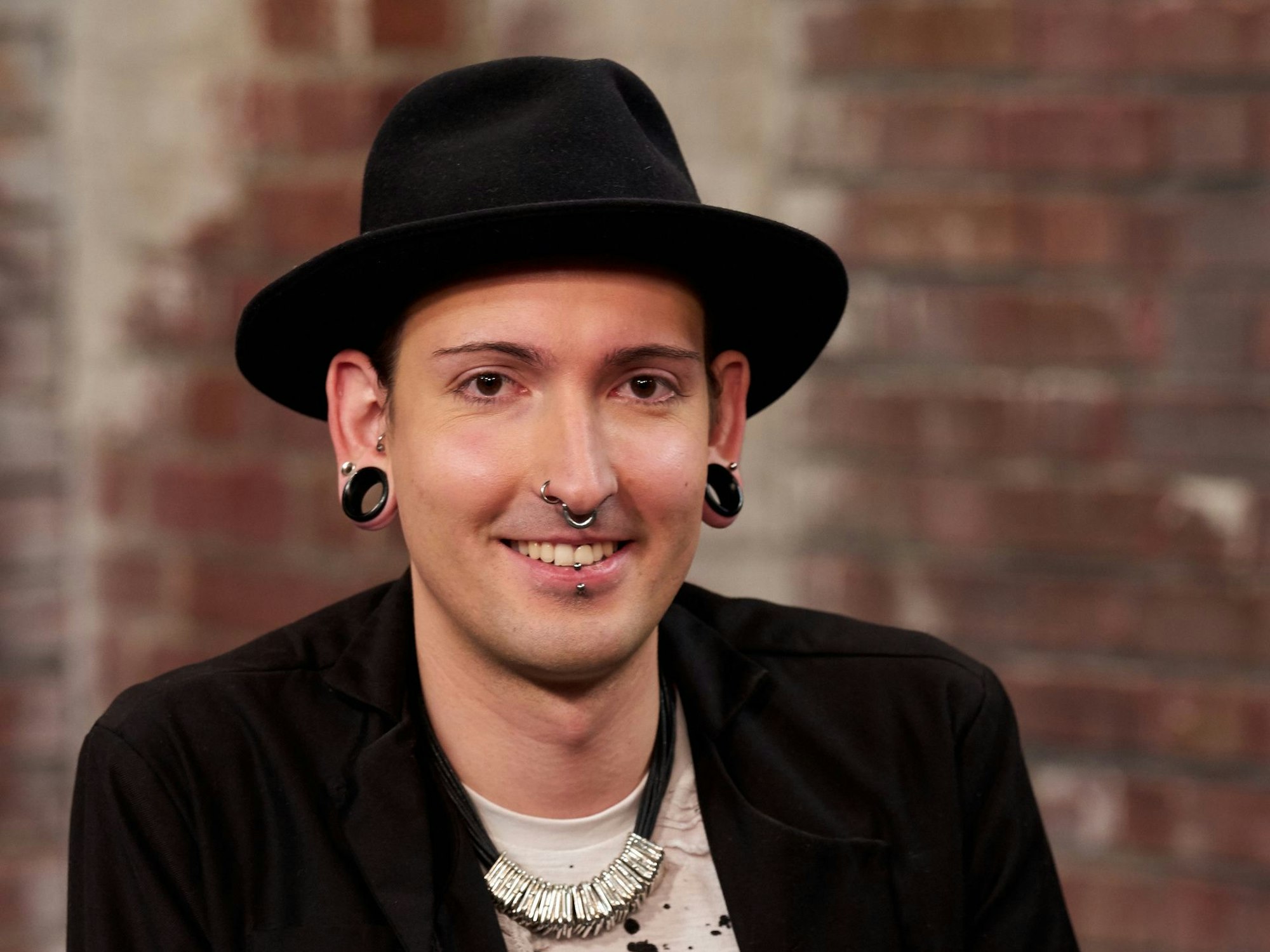 Das Foto zeigt „Bares für Rares“-Händler Fabian Kahl in der Kulisse der ZDF-Trödelshow.