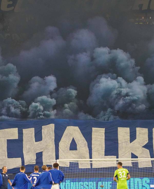 Die Fans von FC Schalke 04 zünden Bengalos