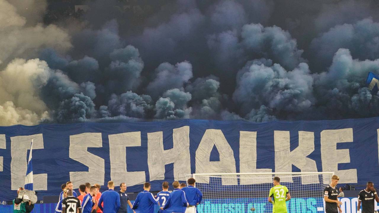 Die Fans von FC Schalke 04 zünden Bengalos