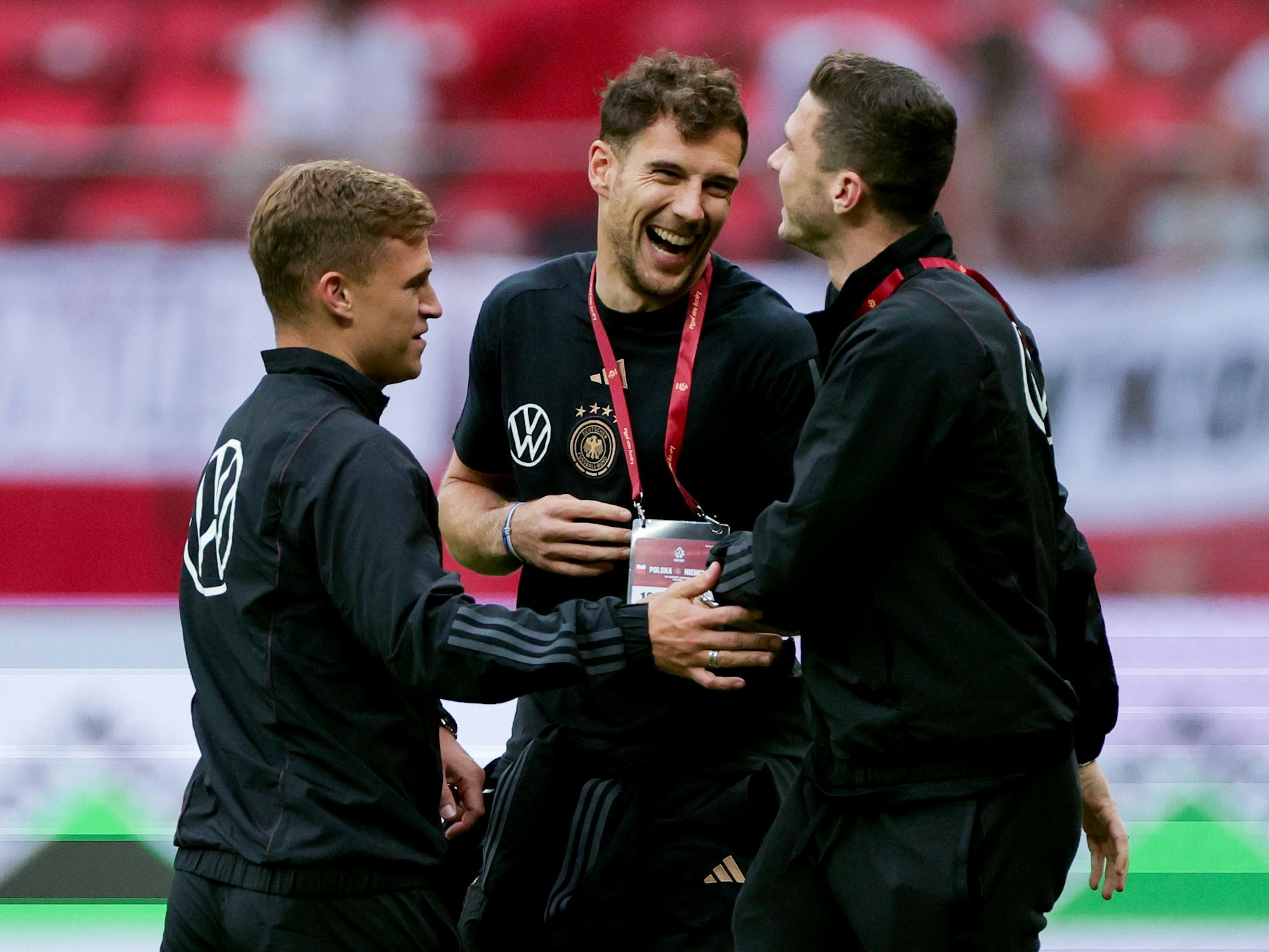 Deutschlands Spieler Leon Goretzka (M), Joshua Kimmich (M) und Robin Gosens spaßen vor dem Spiel herum.