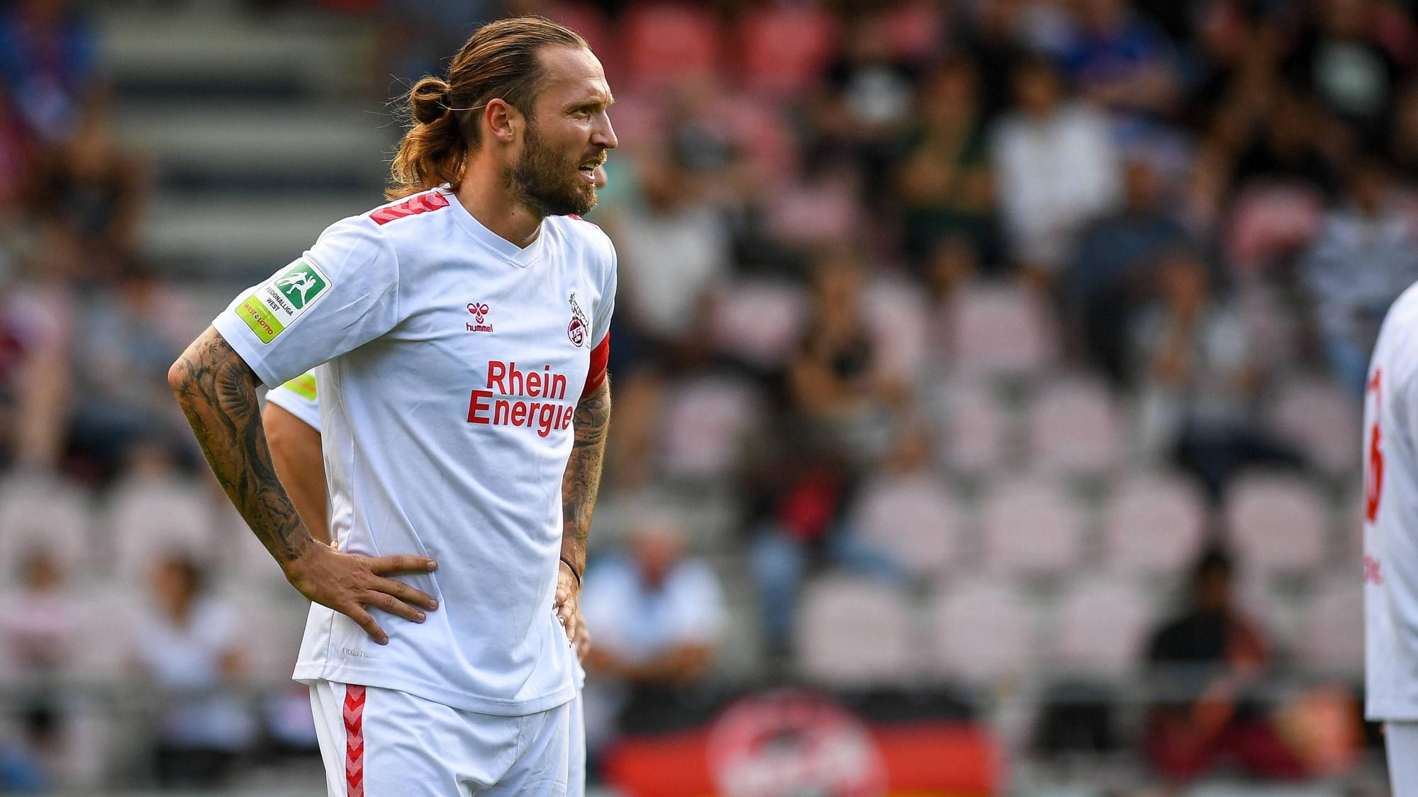 U21-Kapitän Marco Höger stemmt die Arme in die Hüfte.