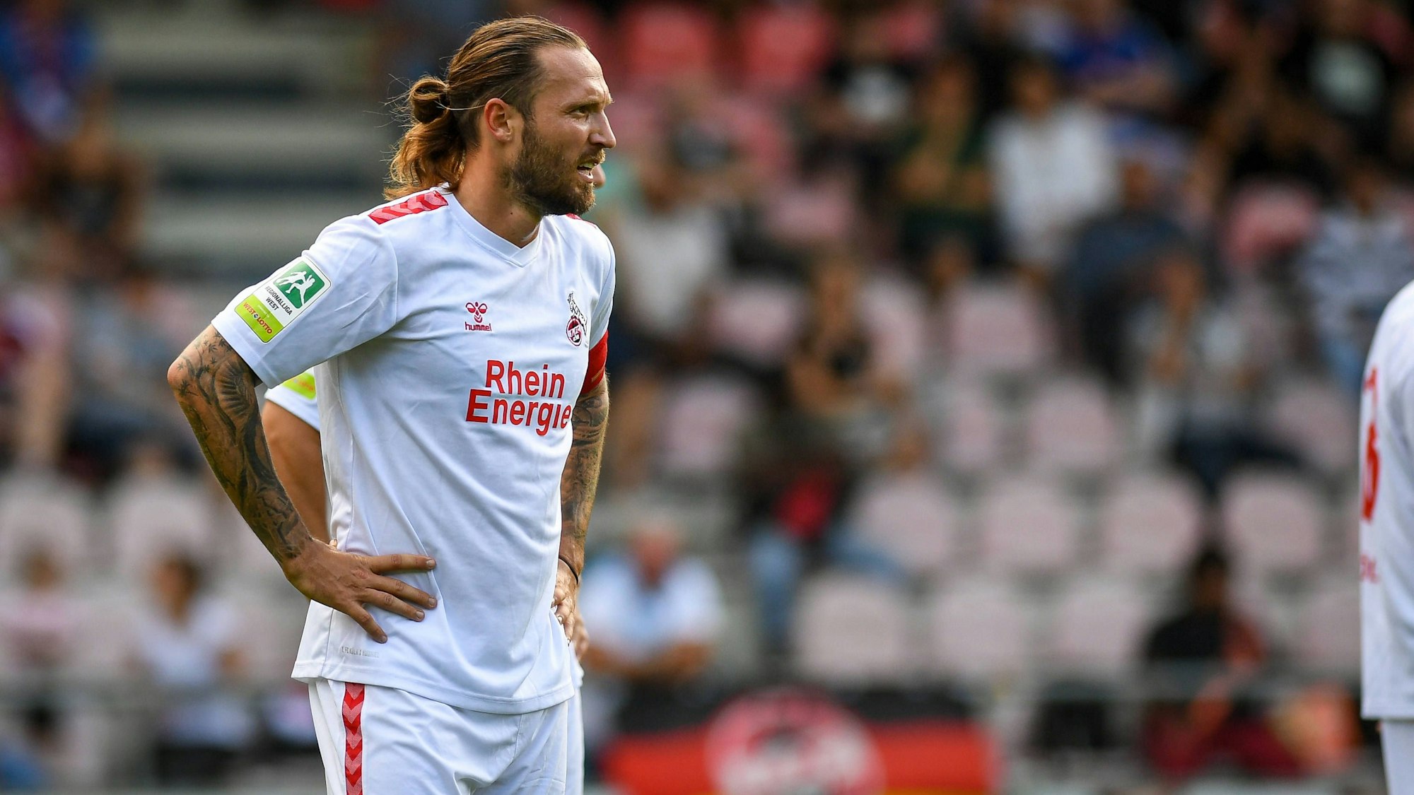 U21-Kapitän Marco Höger stemmt die Arme in die Hüfte.