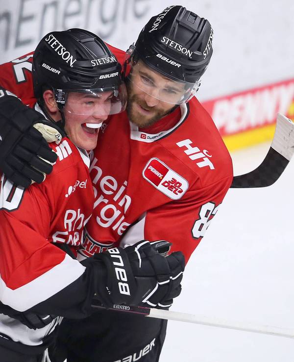 Justin Schütz und Alexander Grenier (Kölner Haie) stehen jubelnd zusammen.