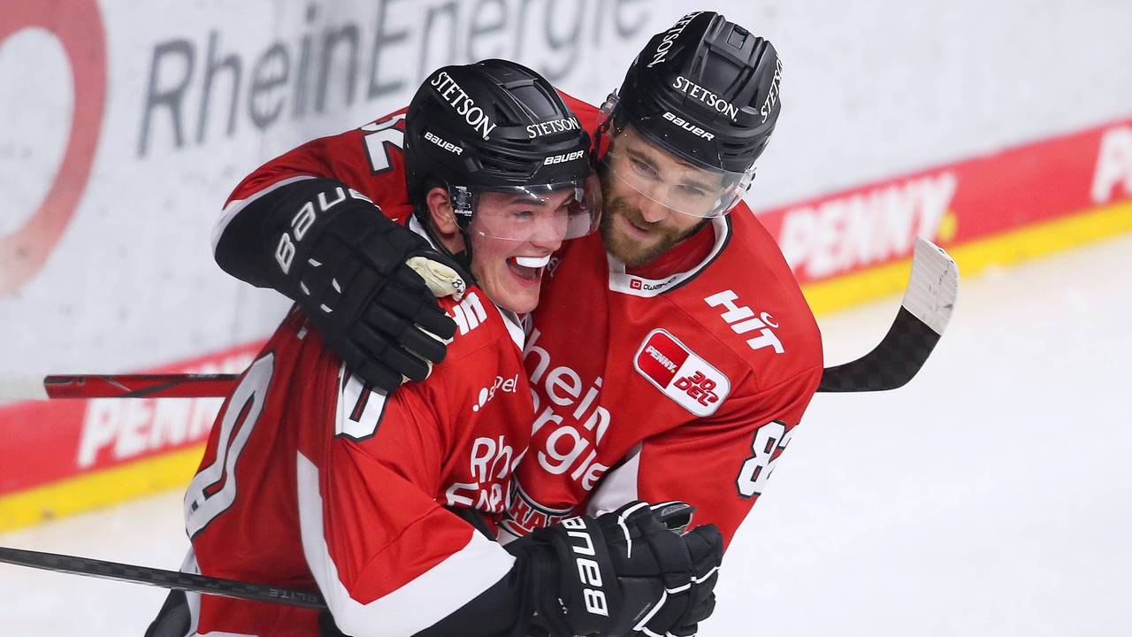 Justin Schütz und Alexander Grenier (Kölner Haie) stehen jubelnd zusammen.