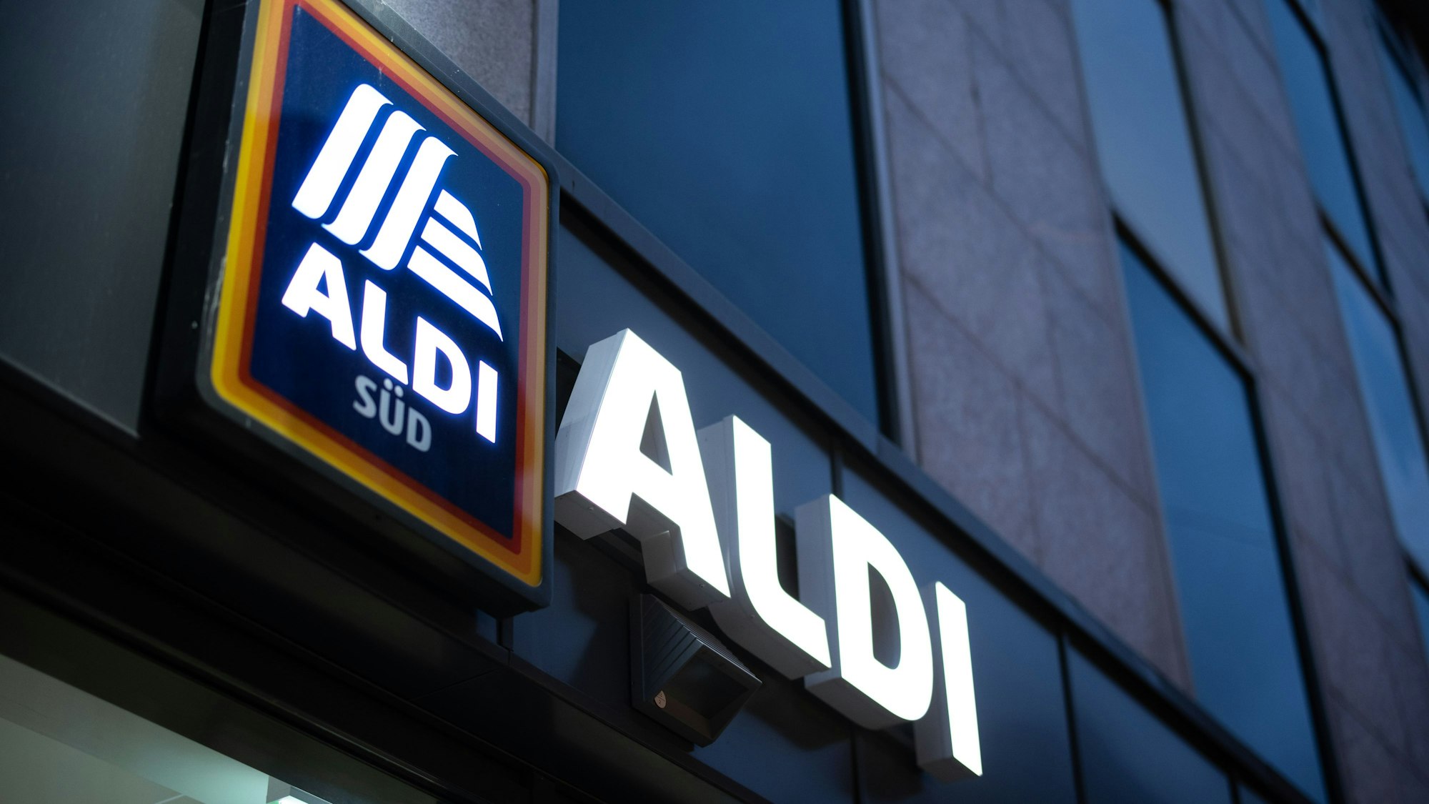 Das Logo einer Aldi Süd Filiale, fotografiert in einer Fußgängerzone der Düsseldorfer Innenstadt.