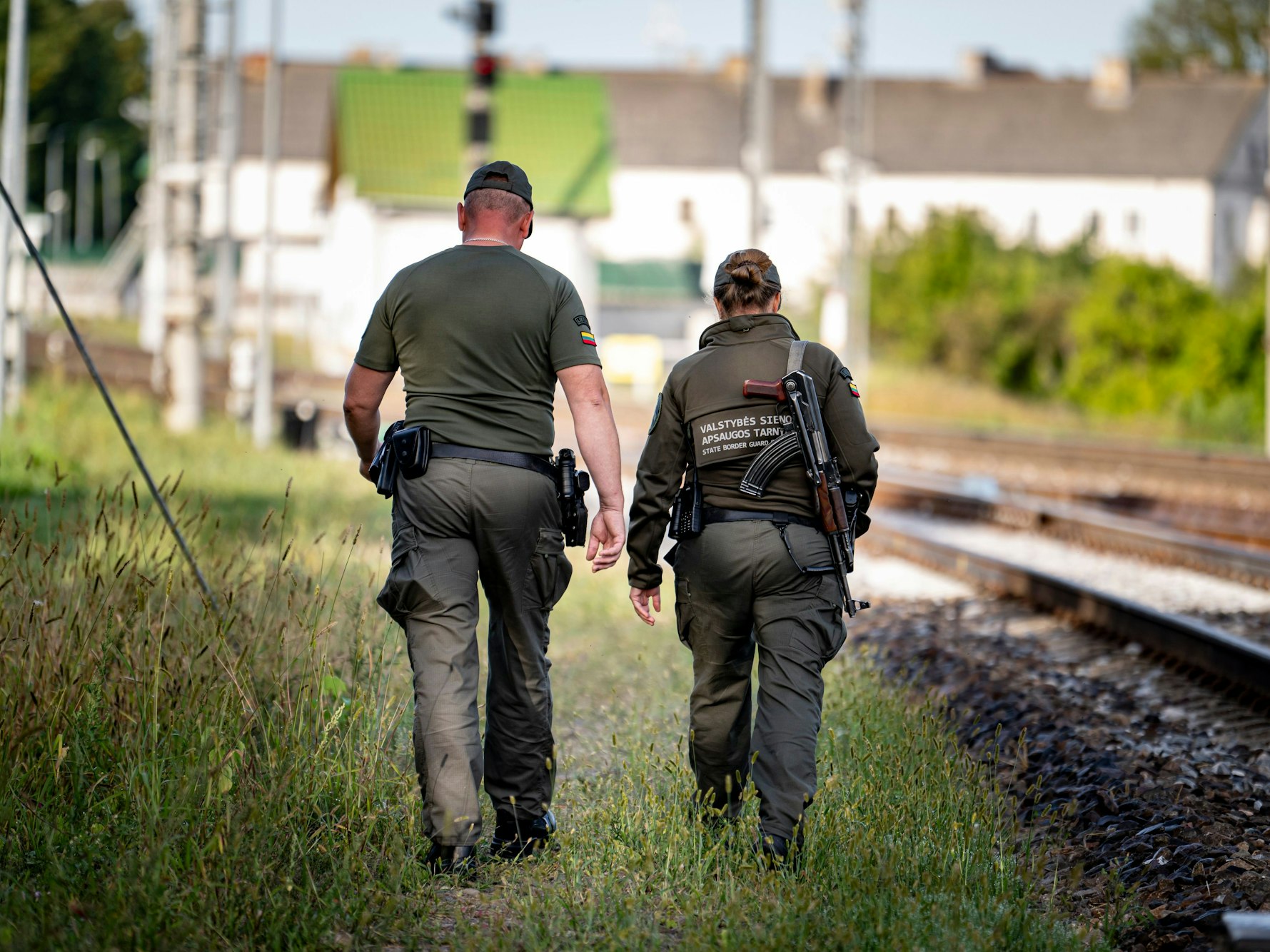 08.09.2023, Litauen, Kybartai: Der litauische Grenzschutz patrouillieren im Grenzgebiet von Russland und Litauen. Das Grenzgebiet zwischen Polen und Litauen gilt als potenzieller Brennpunkt für den Fall einer Konfrontation zwischen Russland und der Nato.