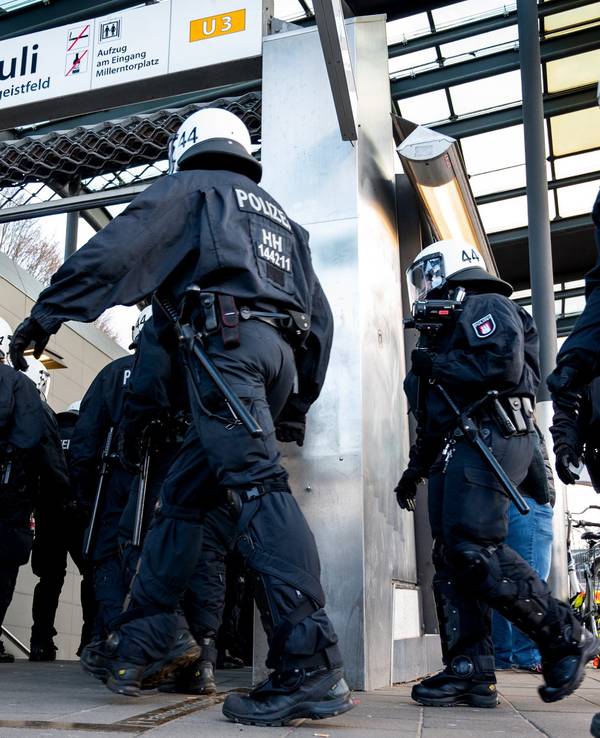 Polizisten sicheren den U-Bahnhof St. Pauli.