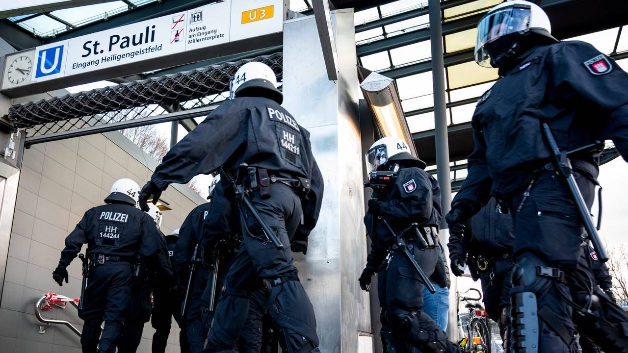 Polizisten sicheren den U-Bahnhof St. Pauli.