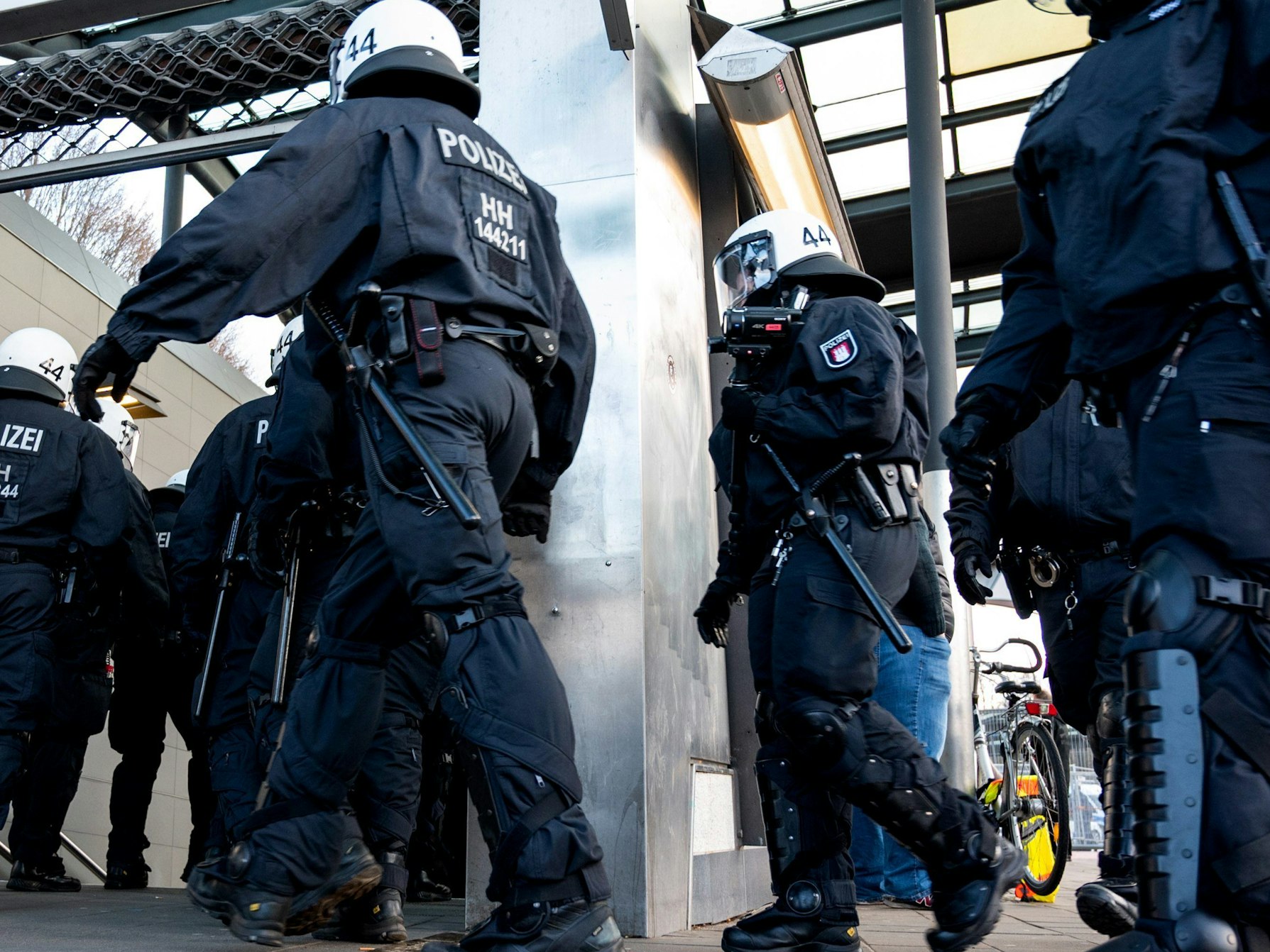 Polizisten sicheren den U-Bahnhof St. Pauli.