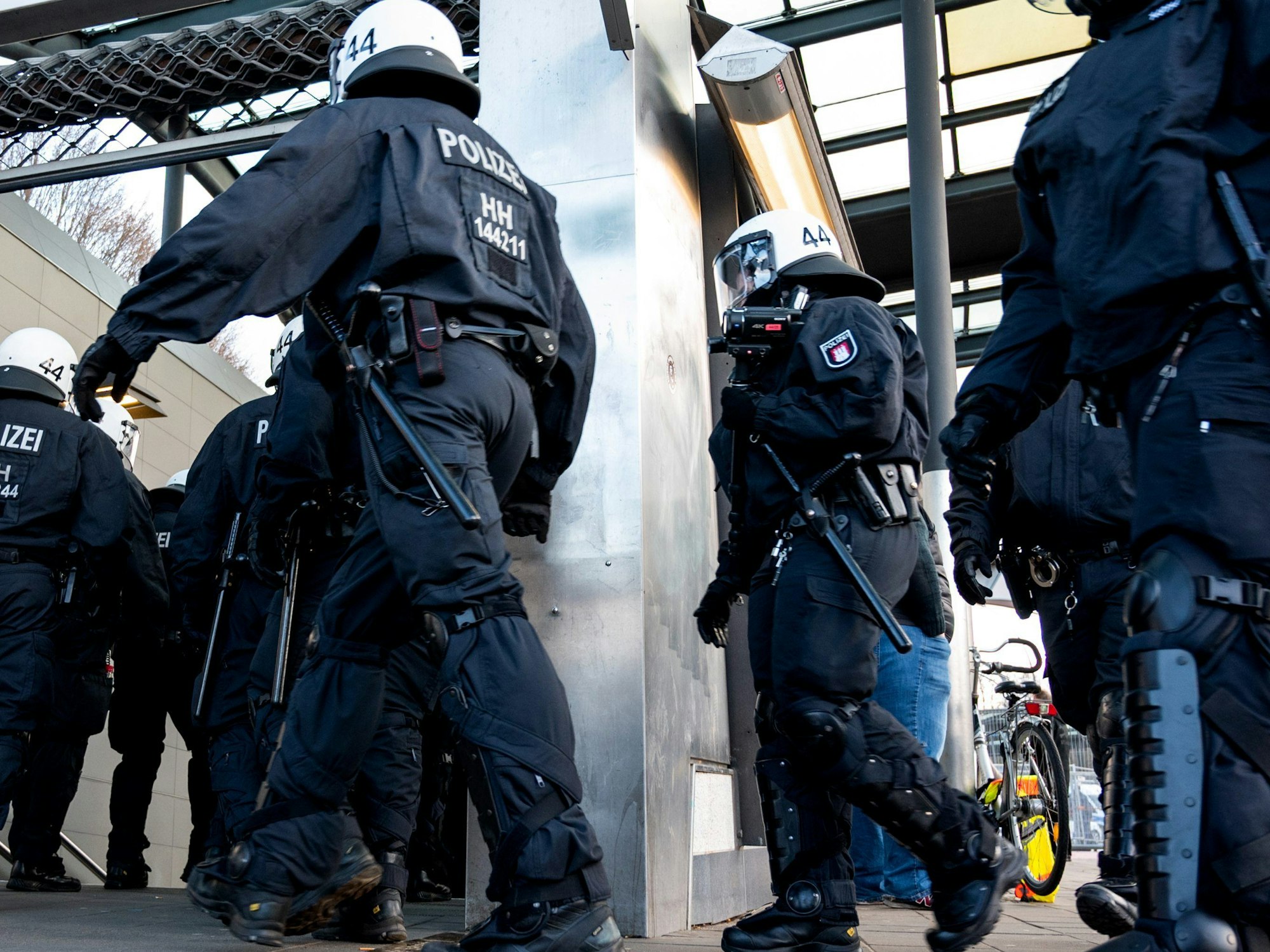 Polizisten sicheren den U-Bahnhof St. Pauli.