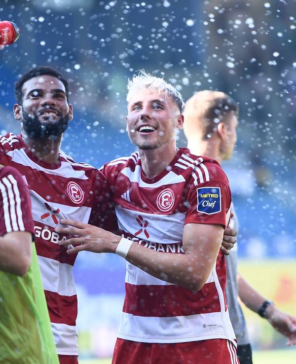 Jamil Siebert und Jona Niemiec jubeln vor den mitgereisten Fans