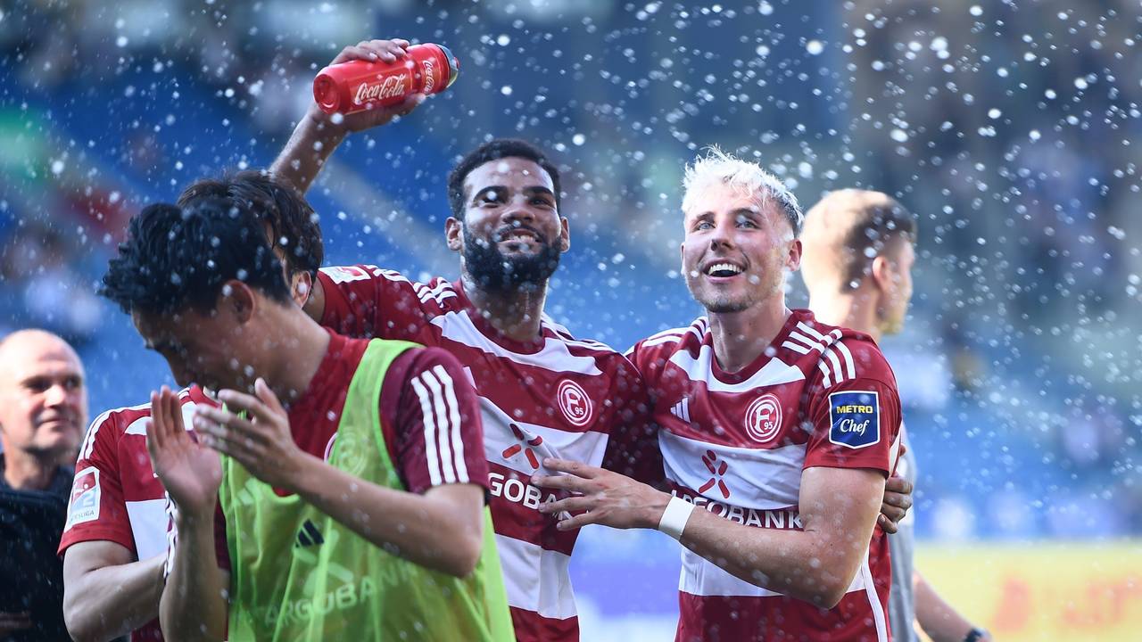 Jamil Siebert und Jona Niemiec jubeln vor den mitgereisten Fans