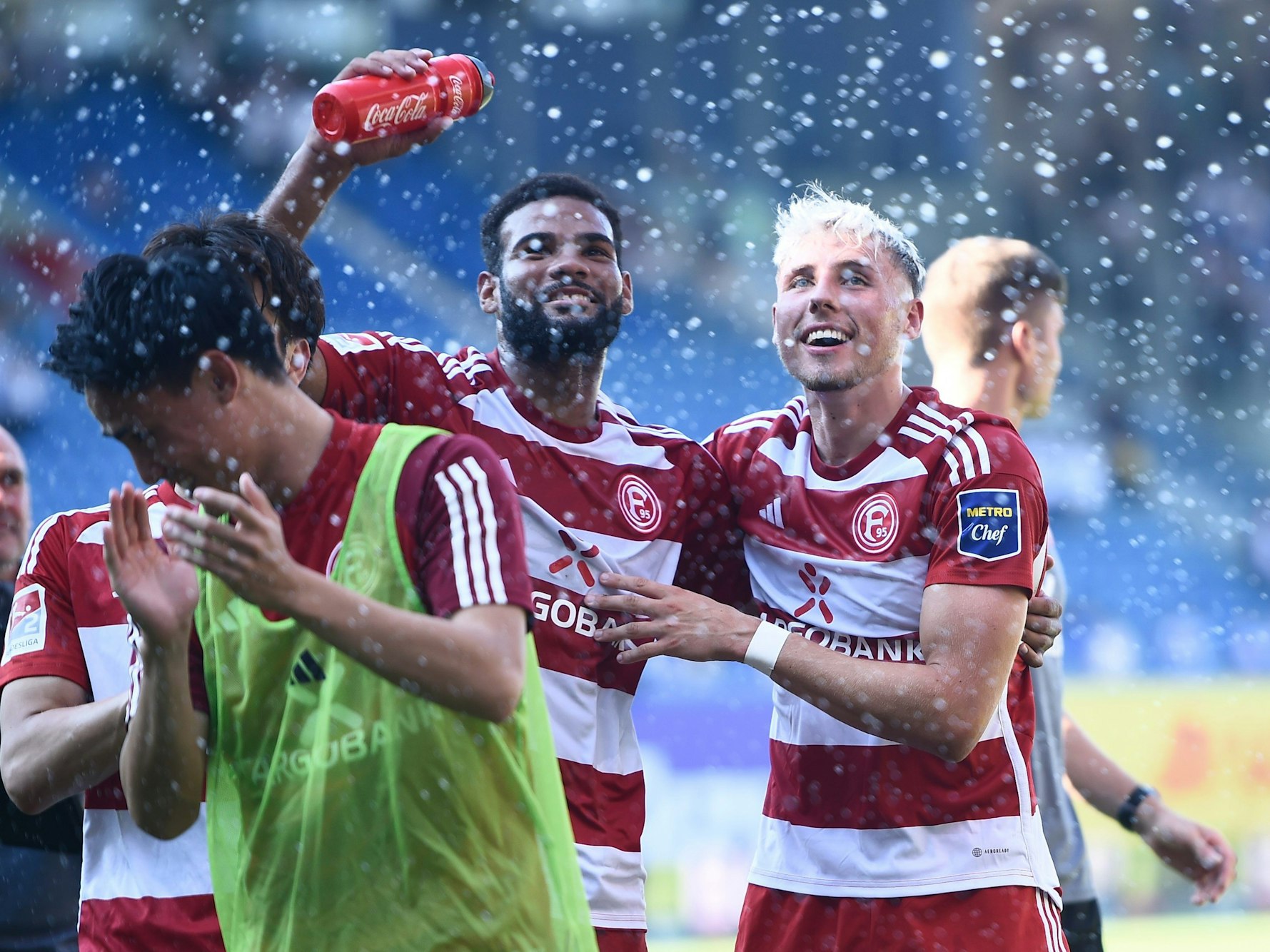 Jamil Siebert und Jona Niemiec jubeln vor den mitgereisten Fans