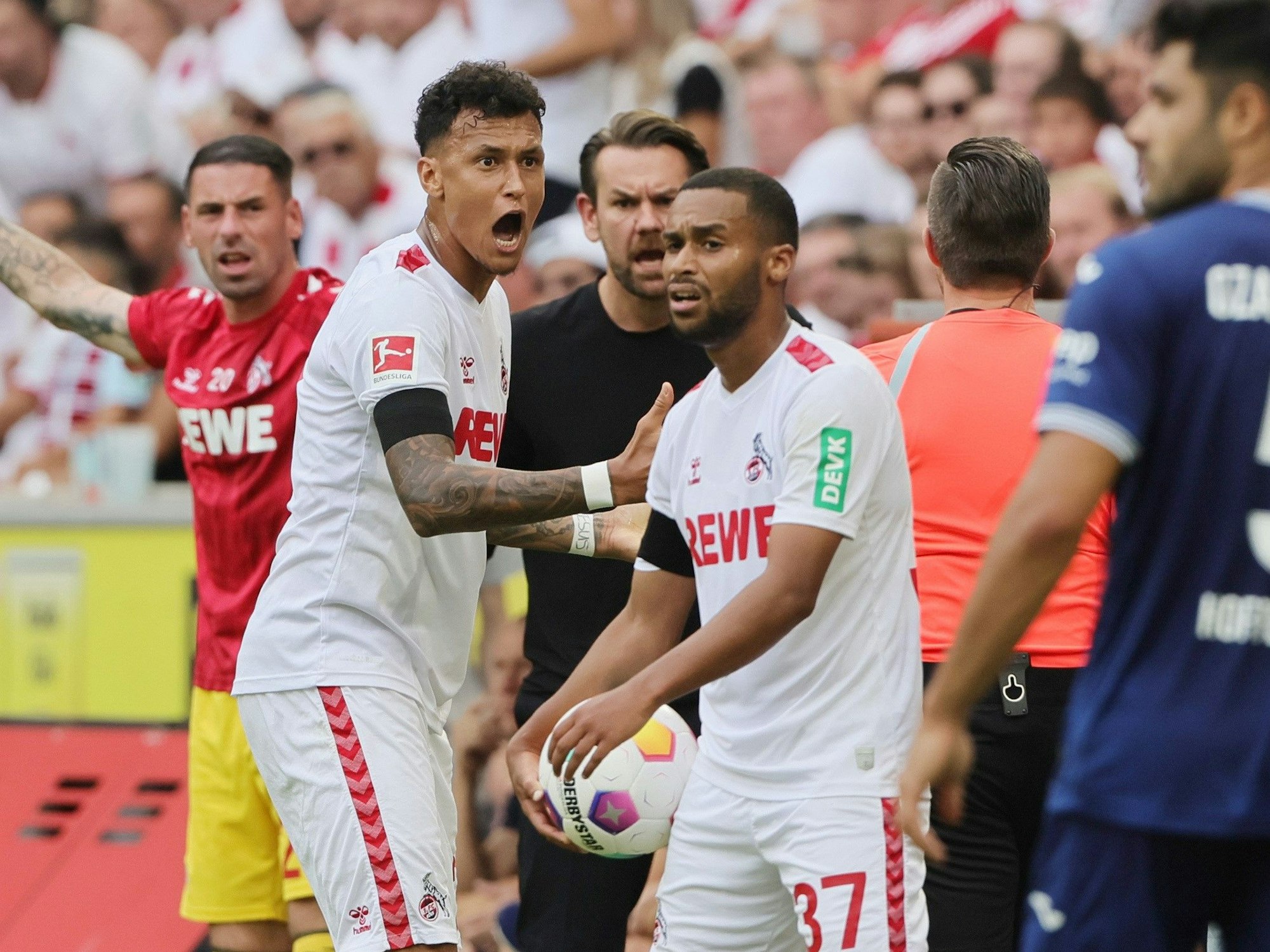 Davie Selke reißt empört den Mund auf.