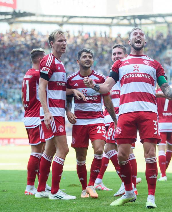 Düsseldorfs Andre Hoffmann (M) bejubelt sein Tor in Rostock vor den eigenen Fans.