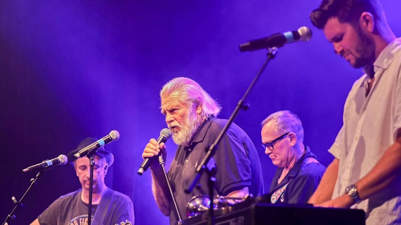 King Size Dick mit anderen Musikern auf der Bühne bei Pop op kölsch.