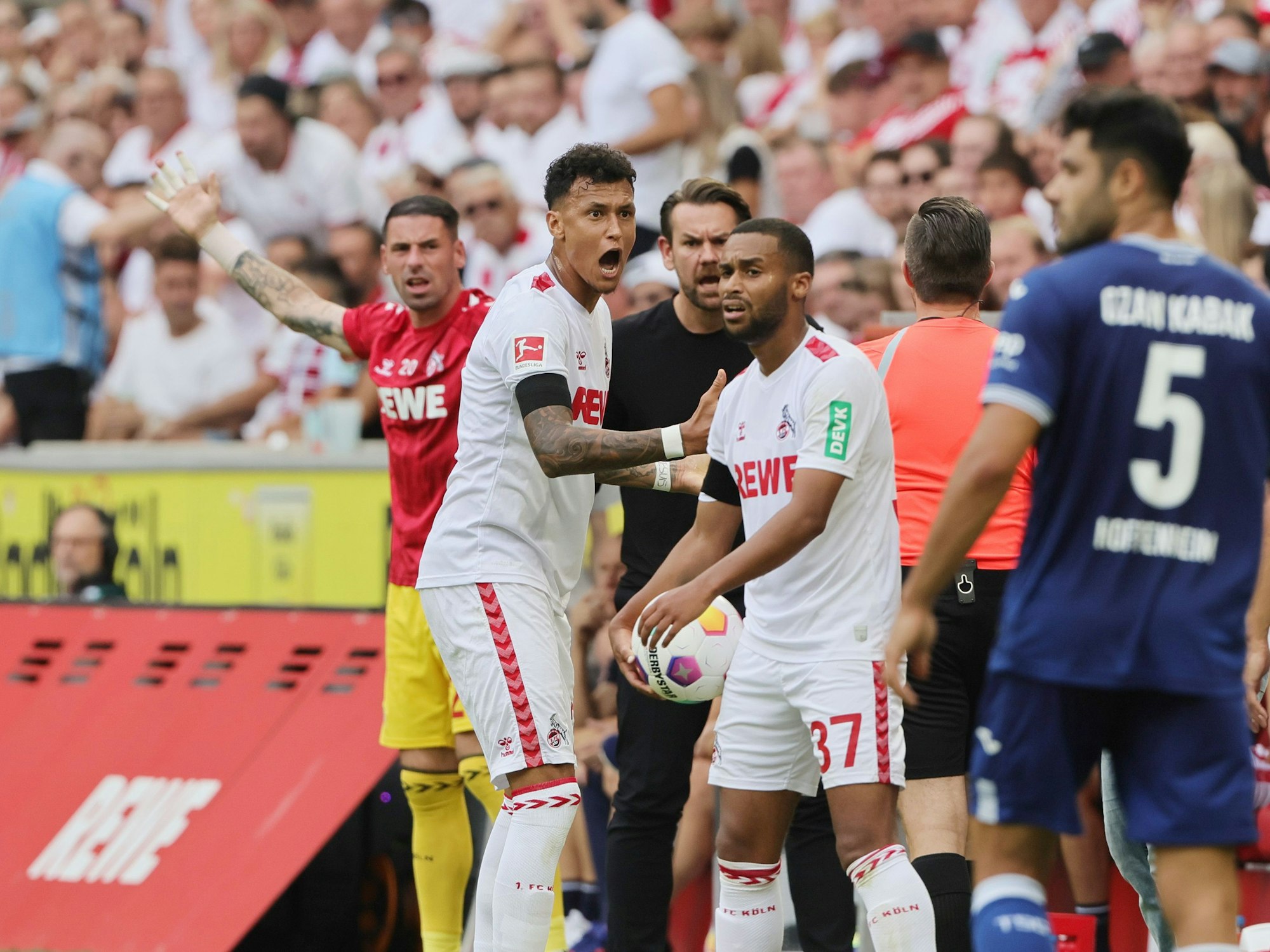 Davie Selke ist wütend über eine Schiri-Entscheidung.