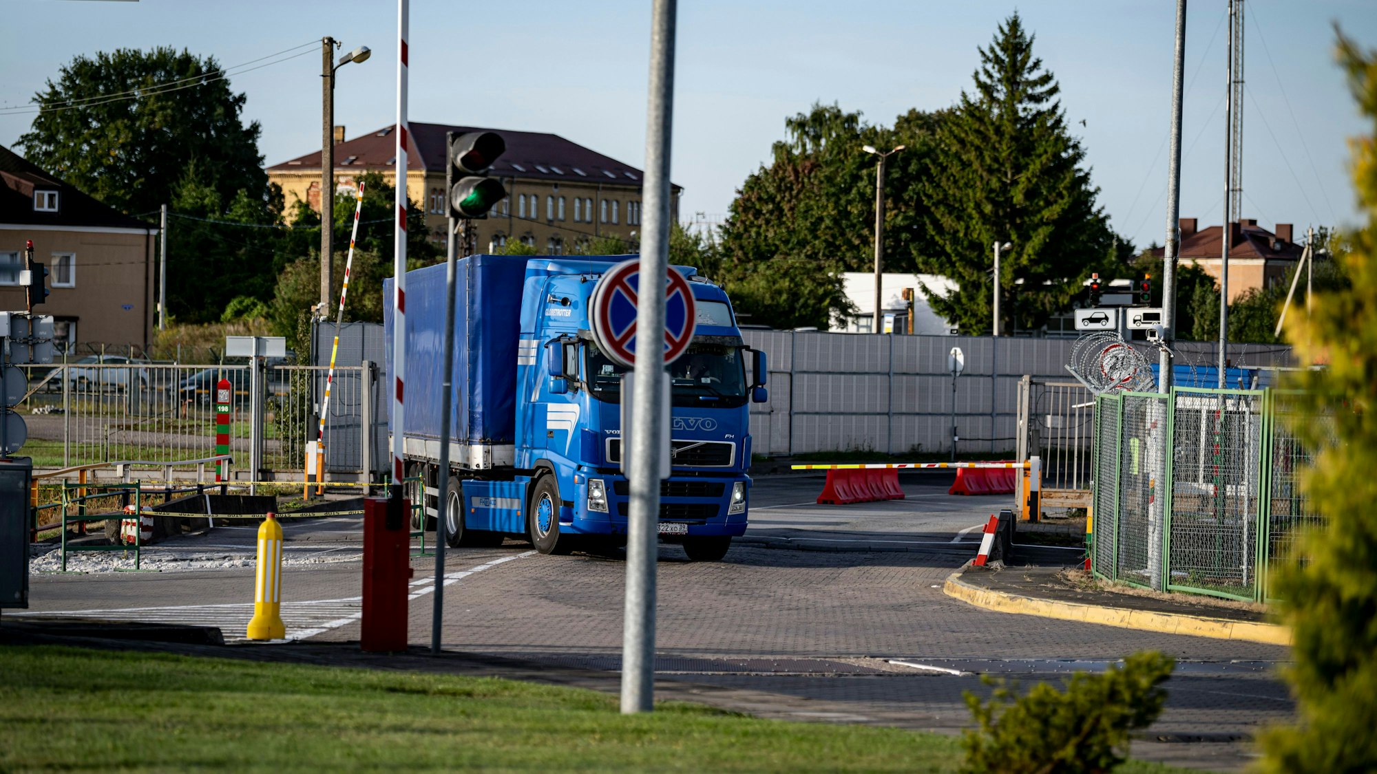 LKWs fahren in Kybartai über den Grenzübergang von Russland nach Litauen. Polen rüstet auf, Litauen soll eine Bundeswehr-Brigade bekommen.